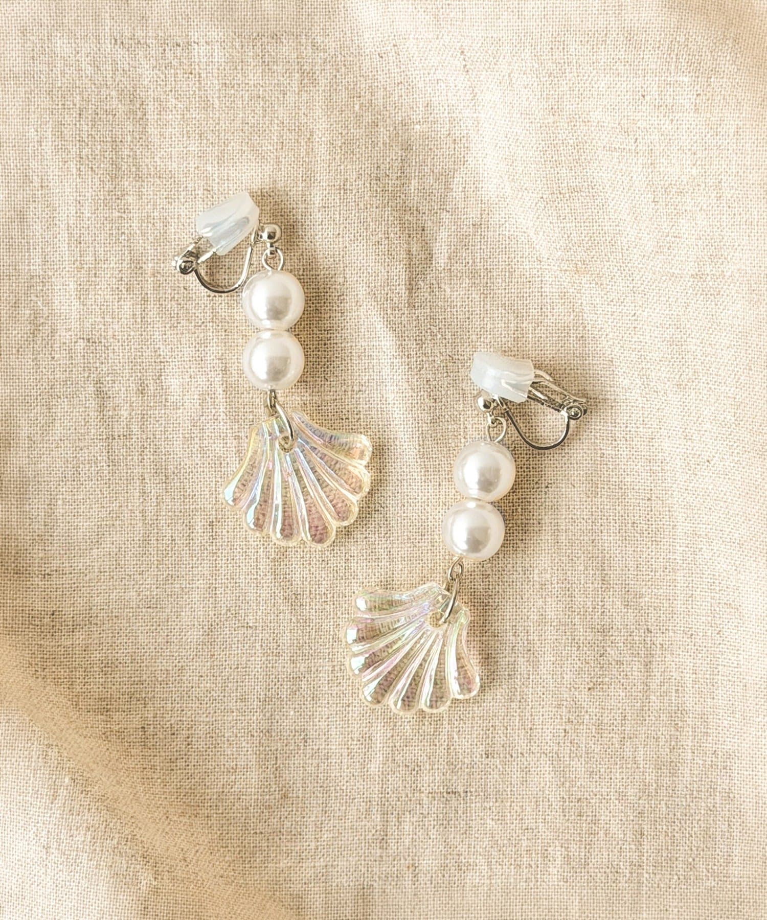 3COINS(スリーコインズ) シェル下がりイヤリング／KIDS