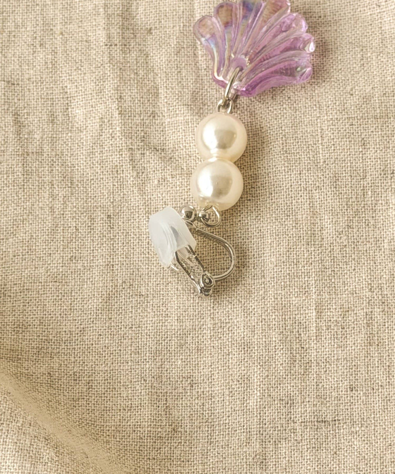 3COINS(スリーコインズ) シェル下がりイヤリング／KIDS