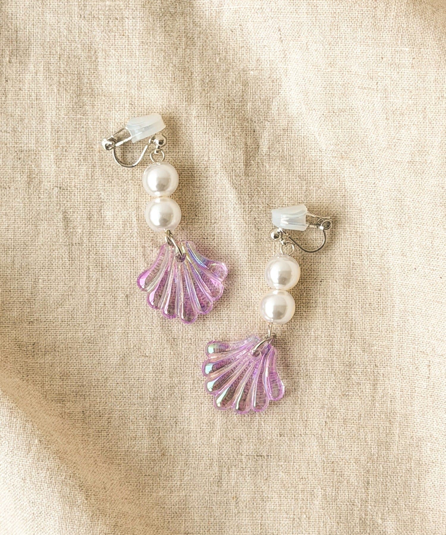 3COINS(スリーコインズ) シェル下がりイヤリング／KIDS