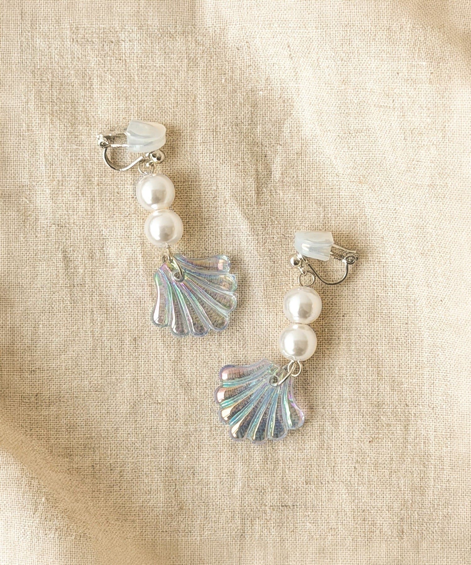 3COINS(スリーコインズ) シェル下がりイヤリング／KIDS