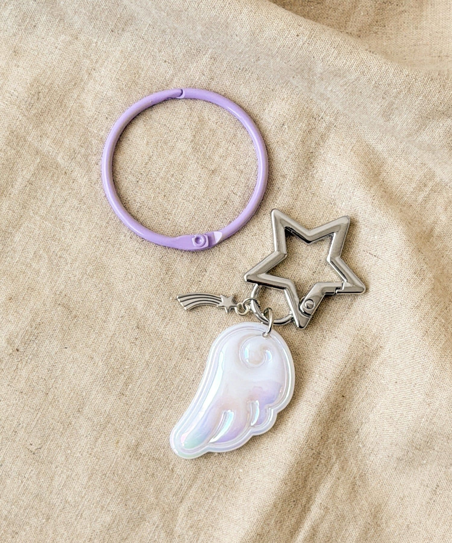 3COINS(スリーコインズ) リングカラビナ羽チャーム