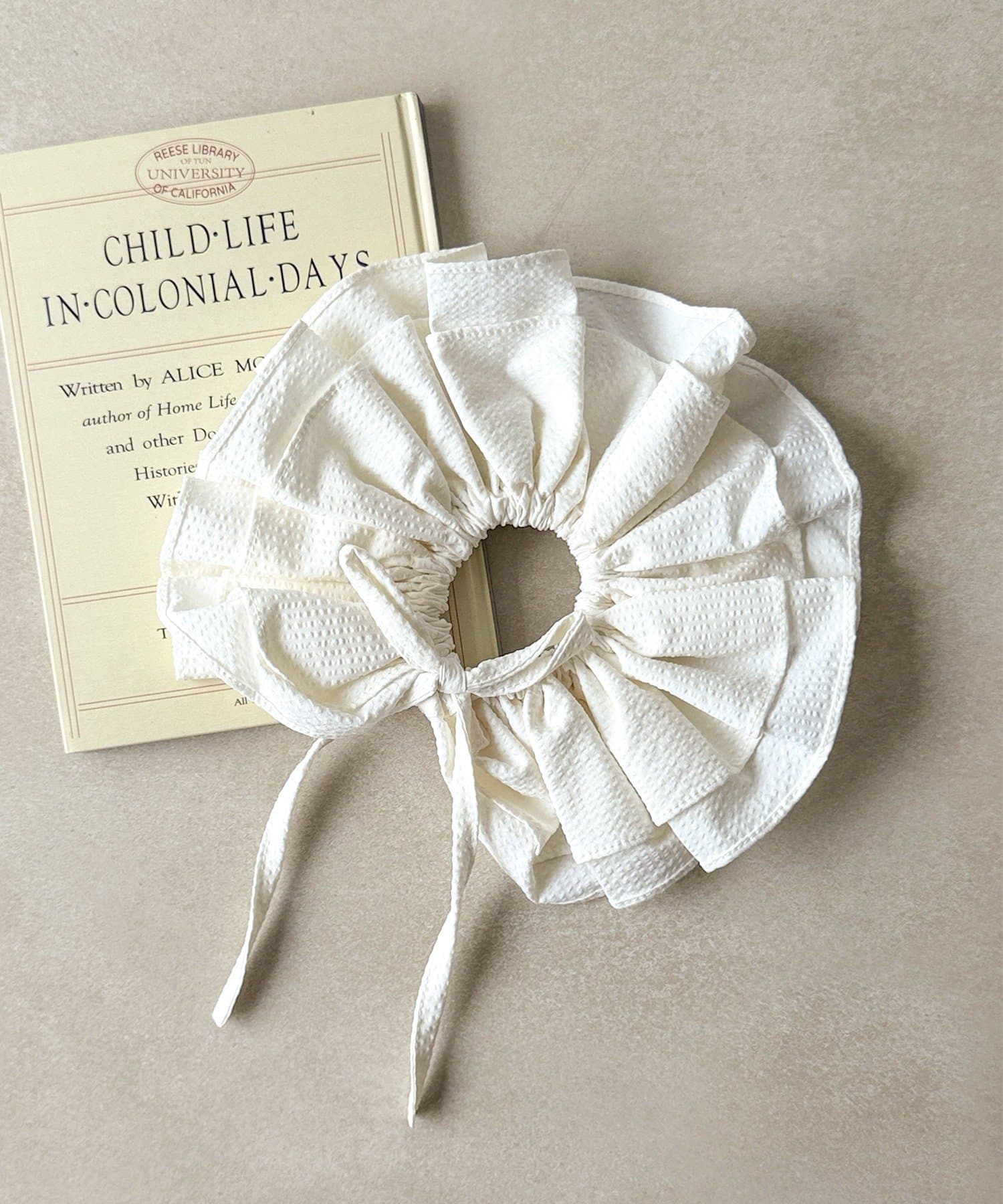 3COINS(スリーコインズ) リボン付ビッグフリルシュシュ