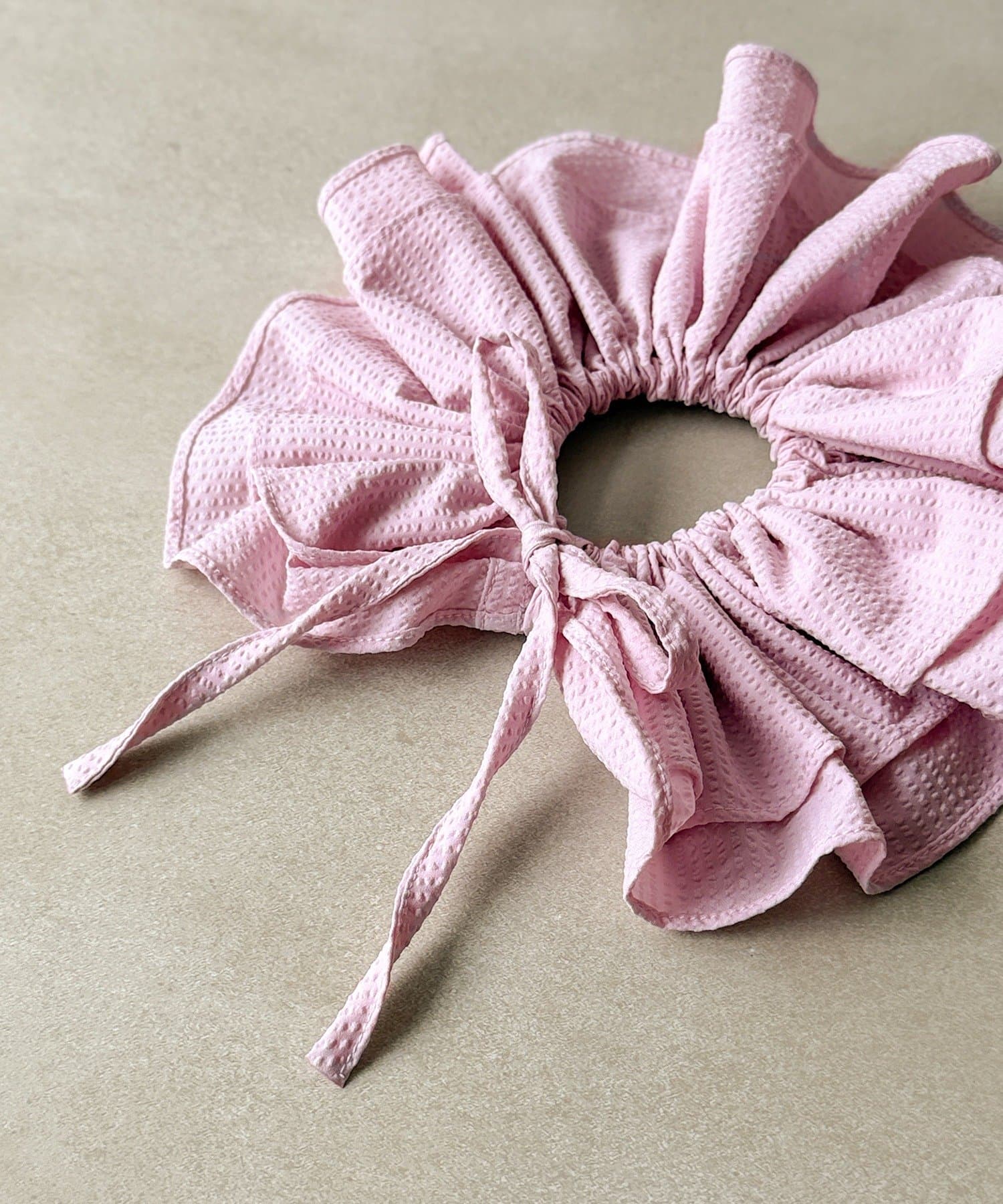 3COINS(スリーコインズ) リボン付ビッグフリルシュシュ