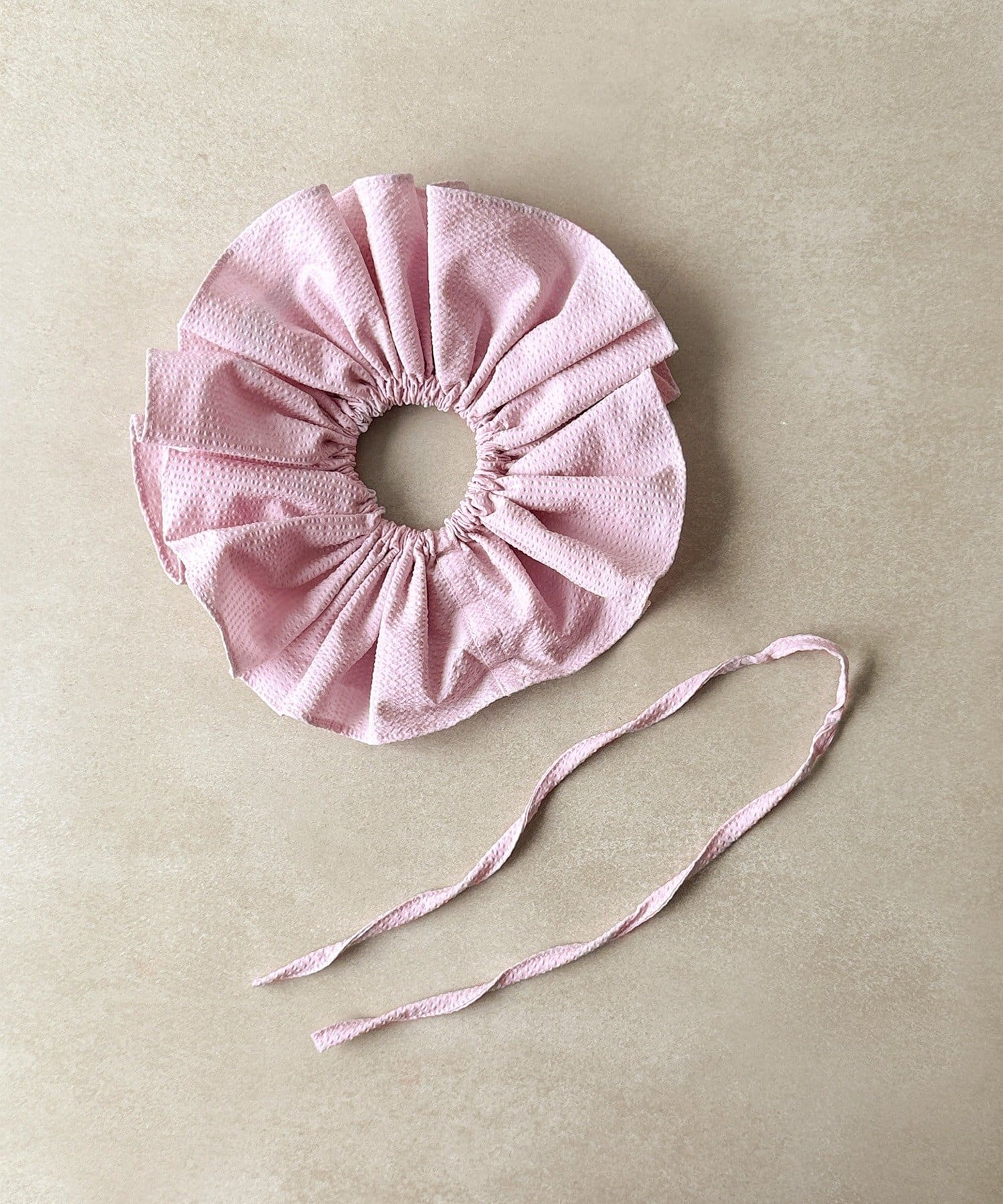 3COINS(スリーコインズ) リボン付ビッグフリルシュシュ