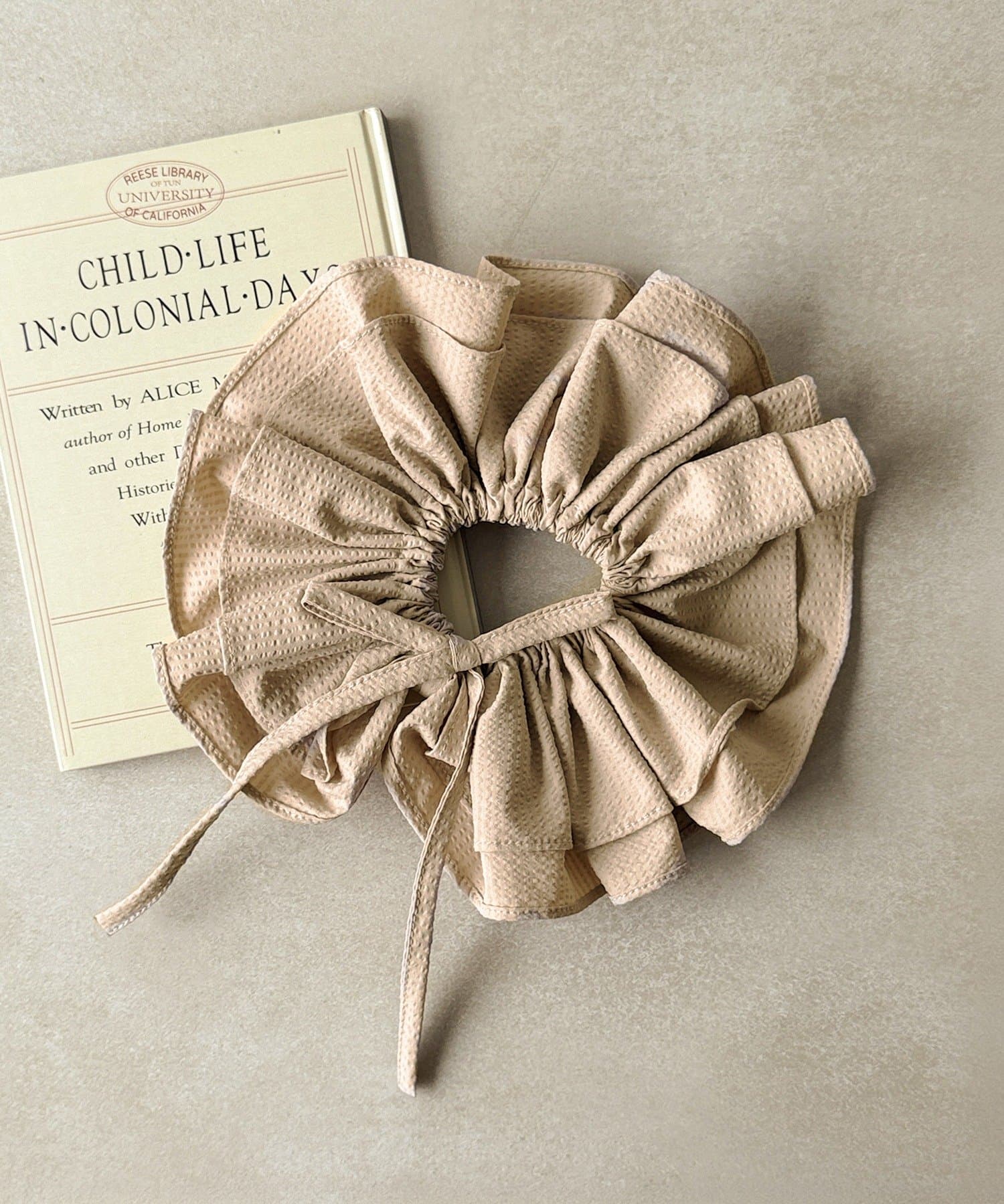 3COINS(スリーコインズ) リボン付ビッグフリルシュシュ