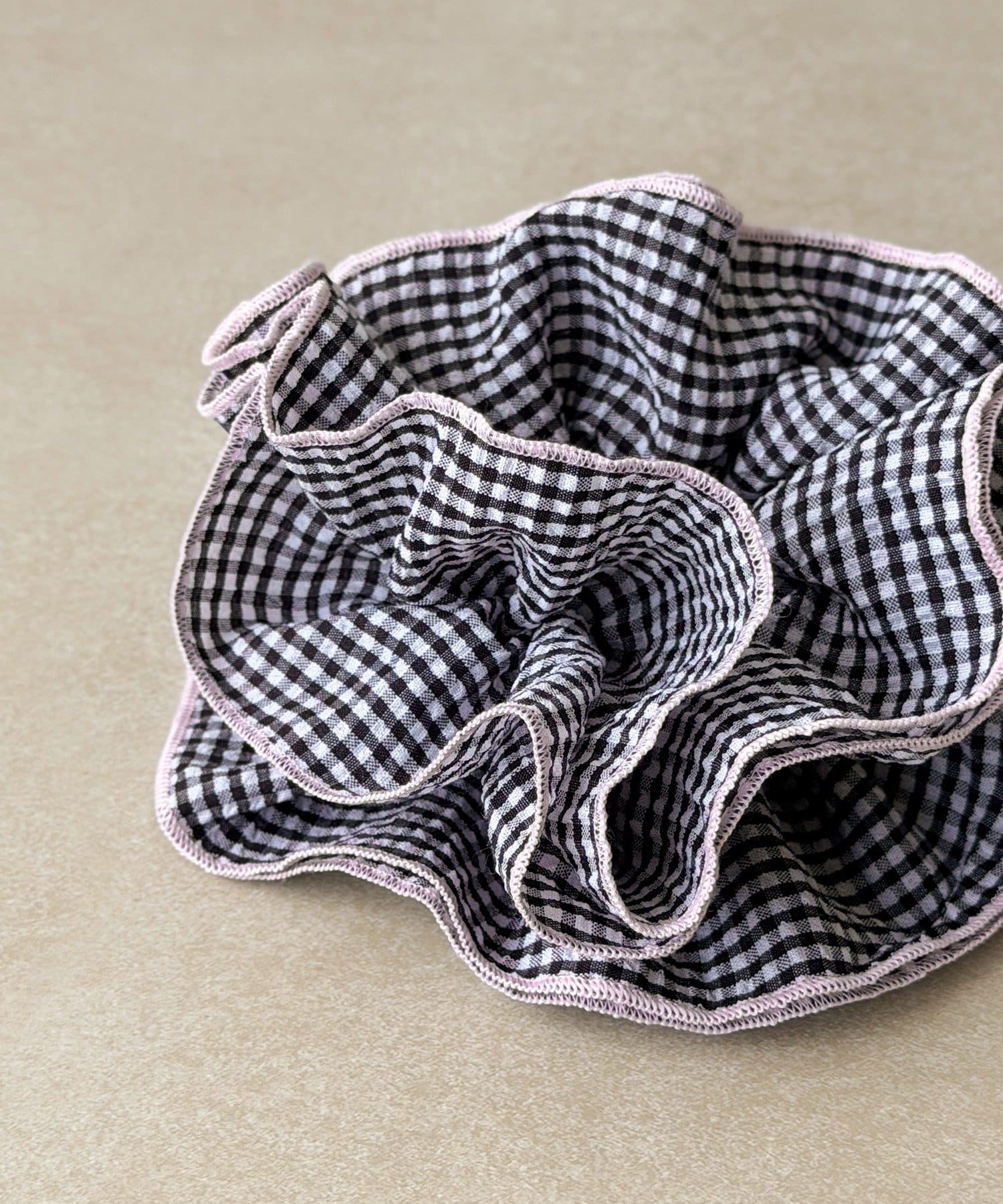 3COINS(スリーコインズ) ギンガムチェックバイカラーシュシュ