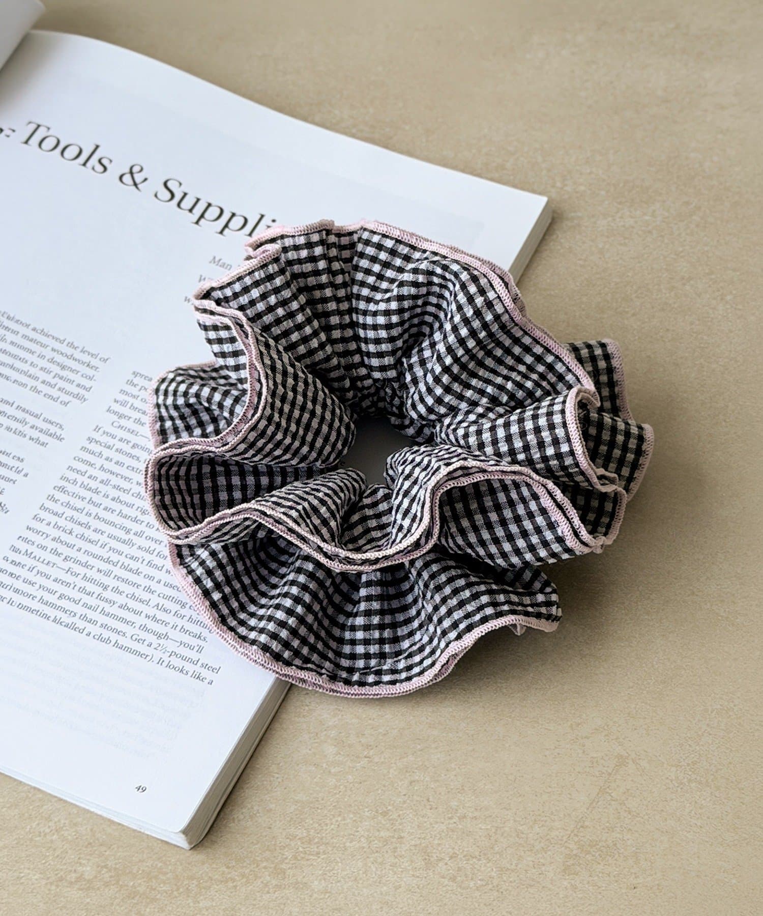 3COINS(スリーコインズ) ギンガムチェックバイカラーシュシュ