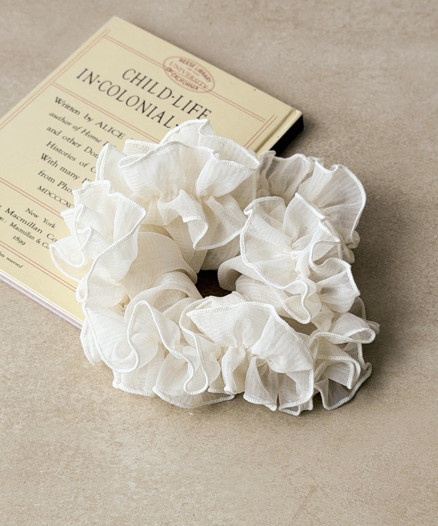 3COINS(スリーコインズ) フリルチェックシュシュ