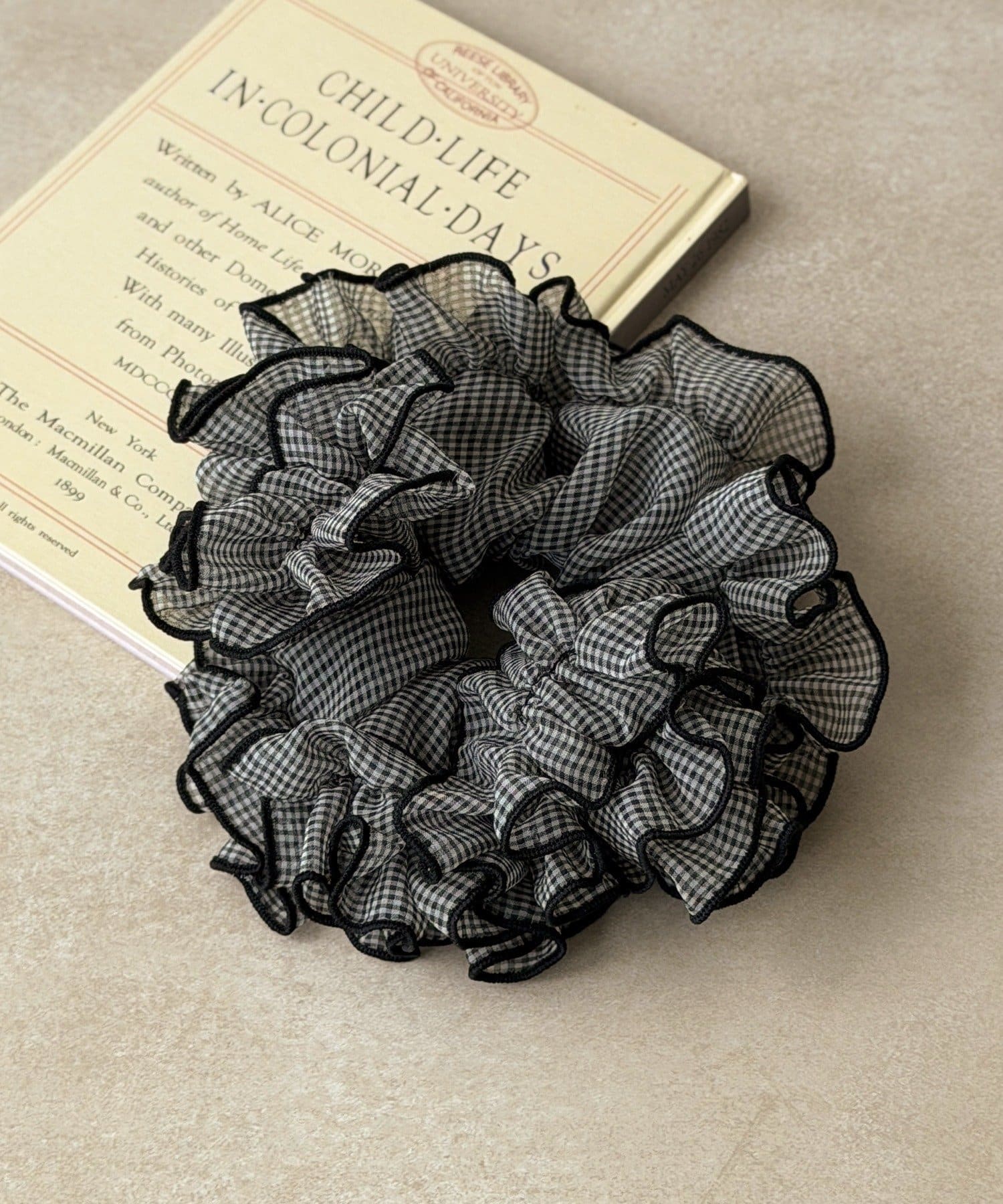 3COINS(スリーコインズ) フリルチェックシュシュ