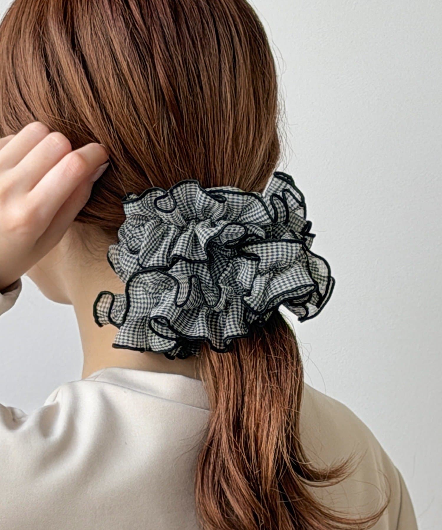 3COINS(スリーコインズ) フリルチェックシュシュ