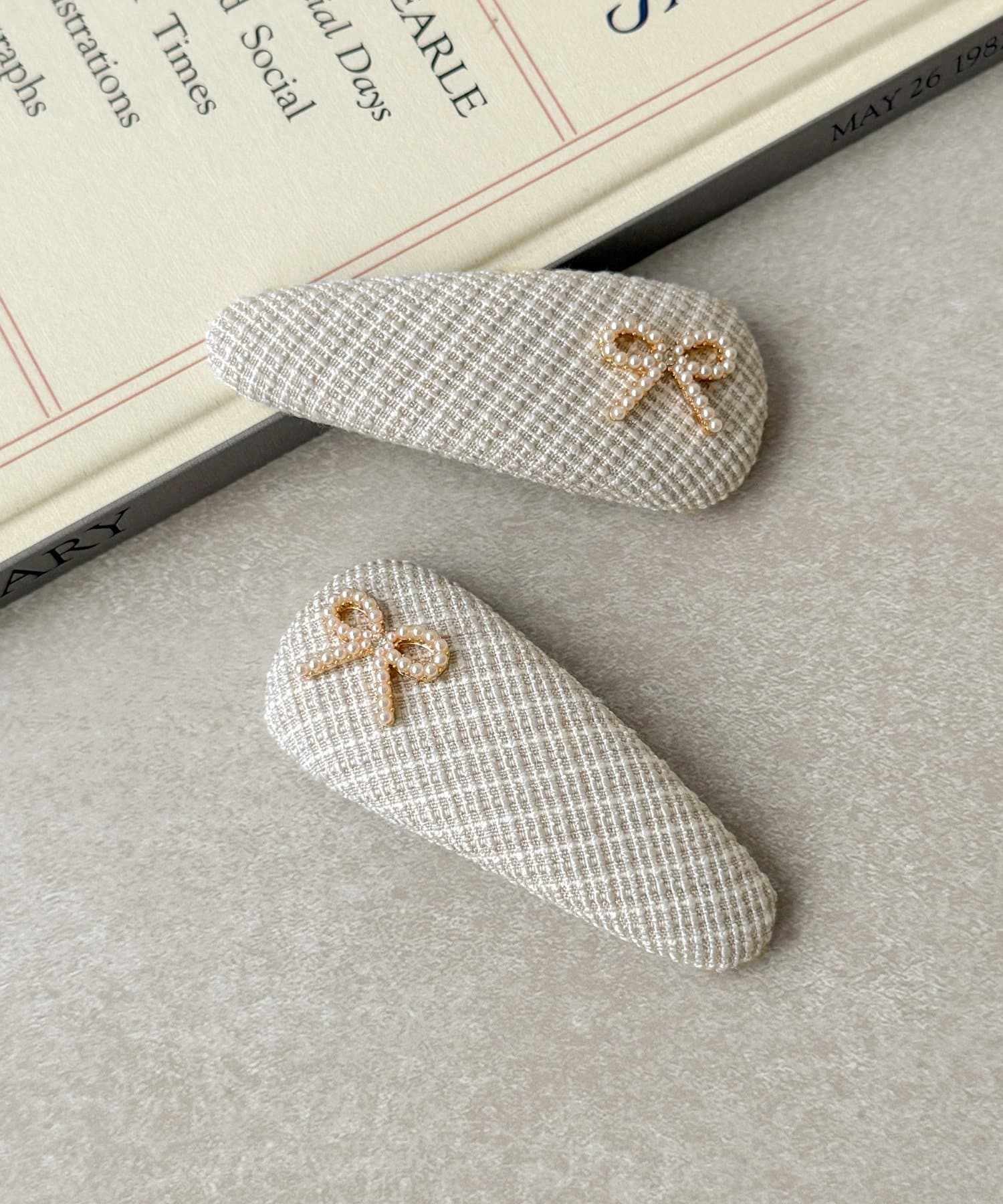 3COINS(スリーコインズ) リボン付ツイードパッチンピン2個セット