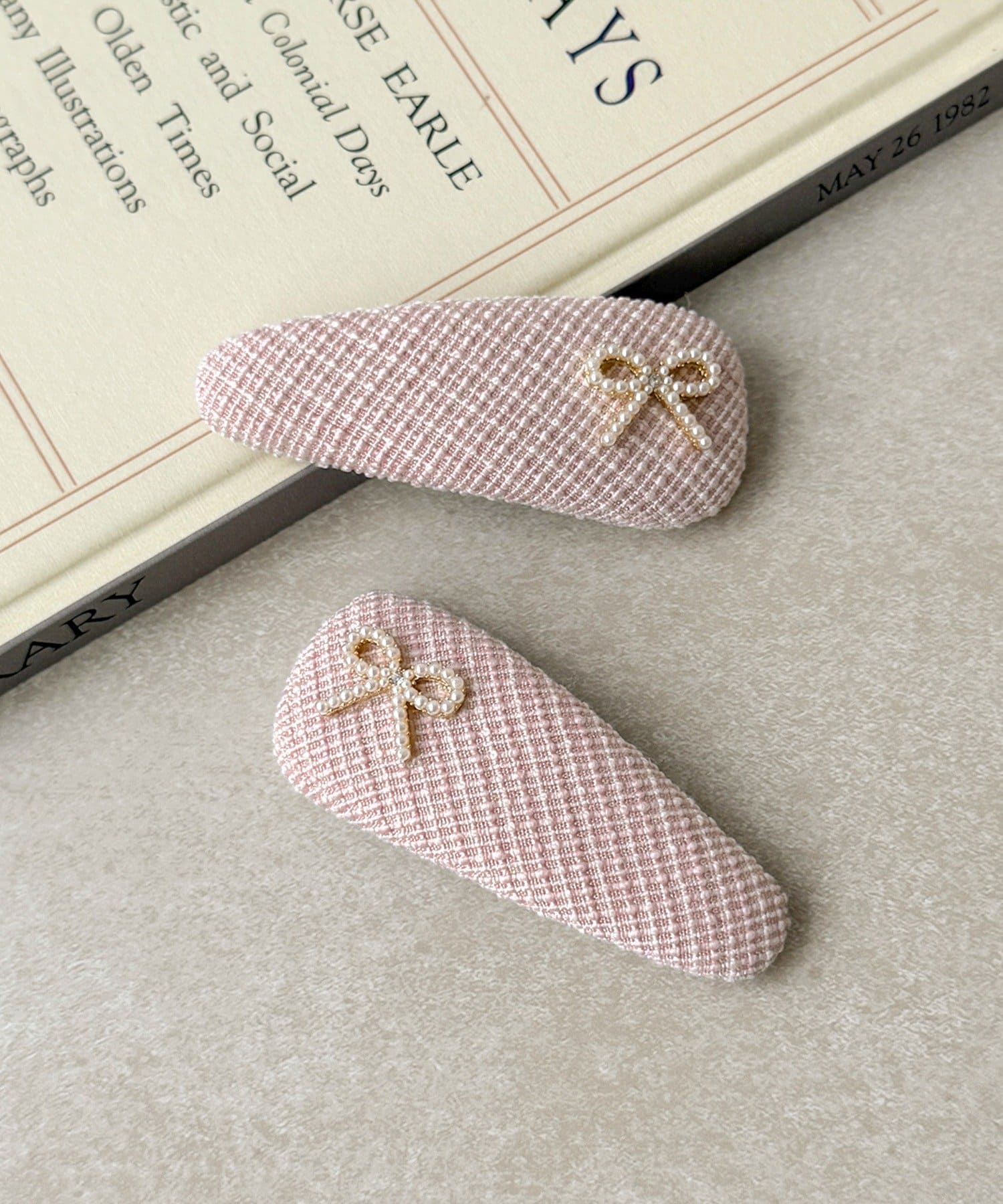 3COINS(スリーコインズ) リボン付ツイードパッチンピン2個セット