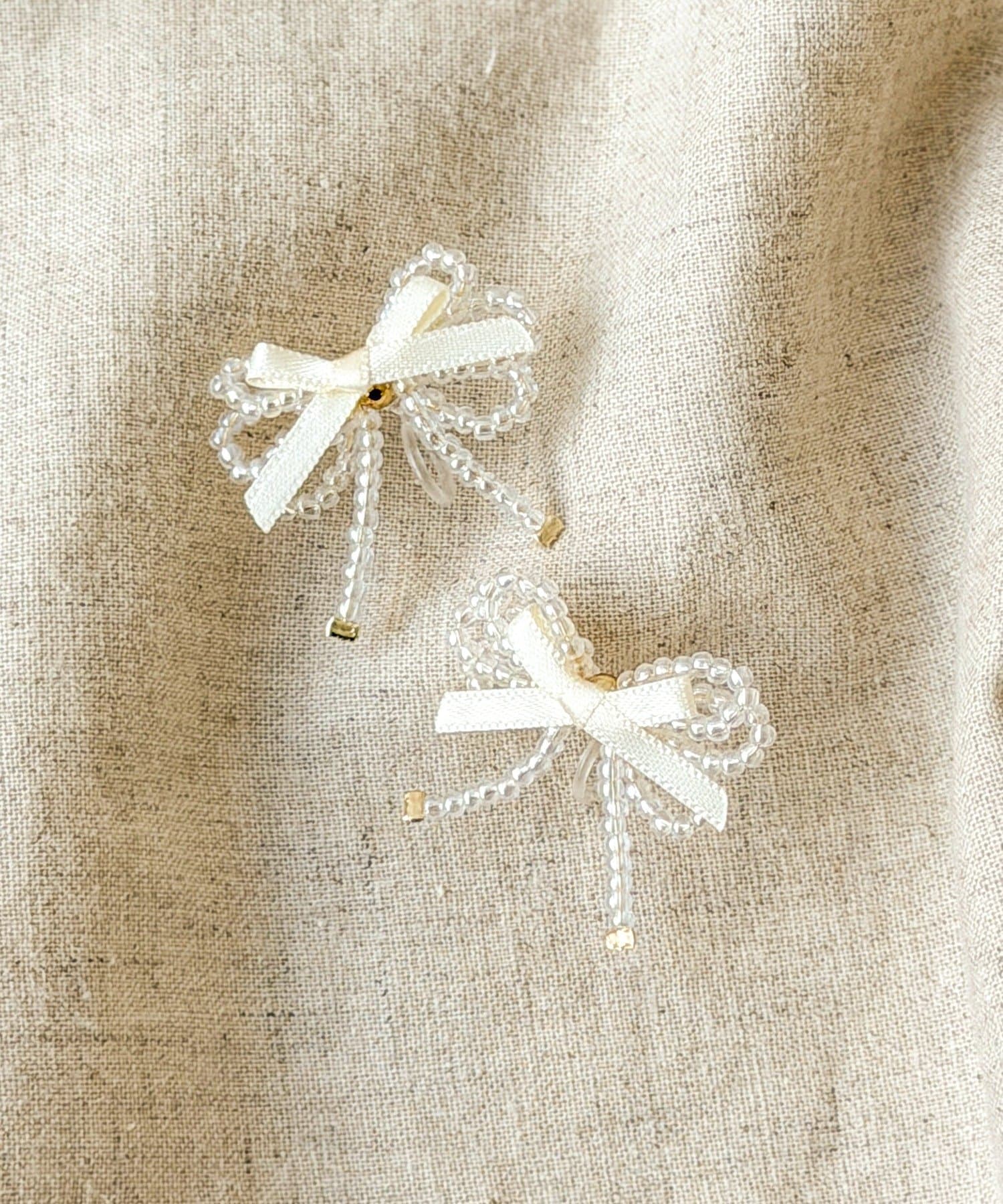 3COINS(スリーコインズ) パールリボン樹脂イヤリング／KIDS