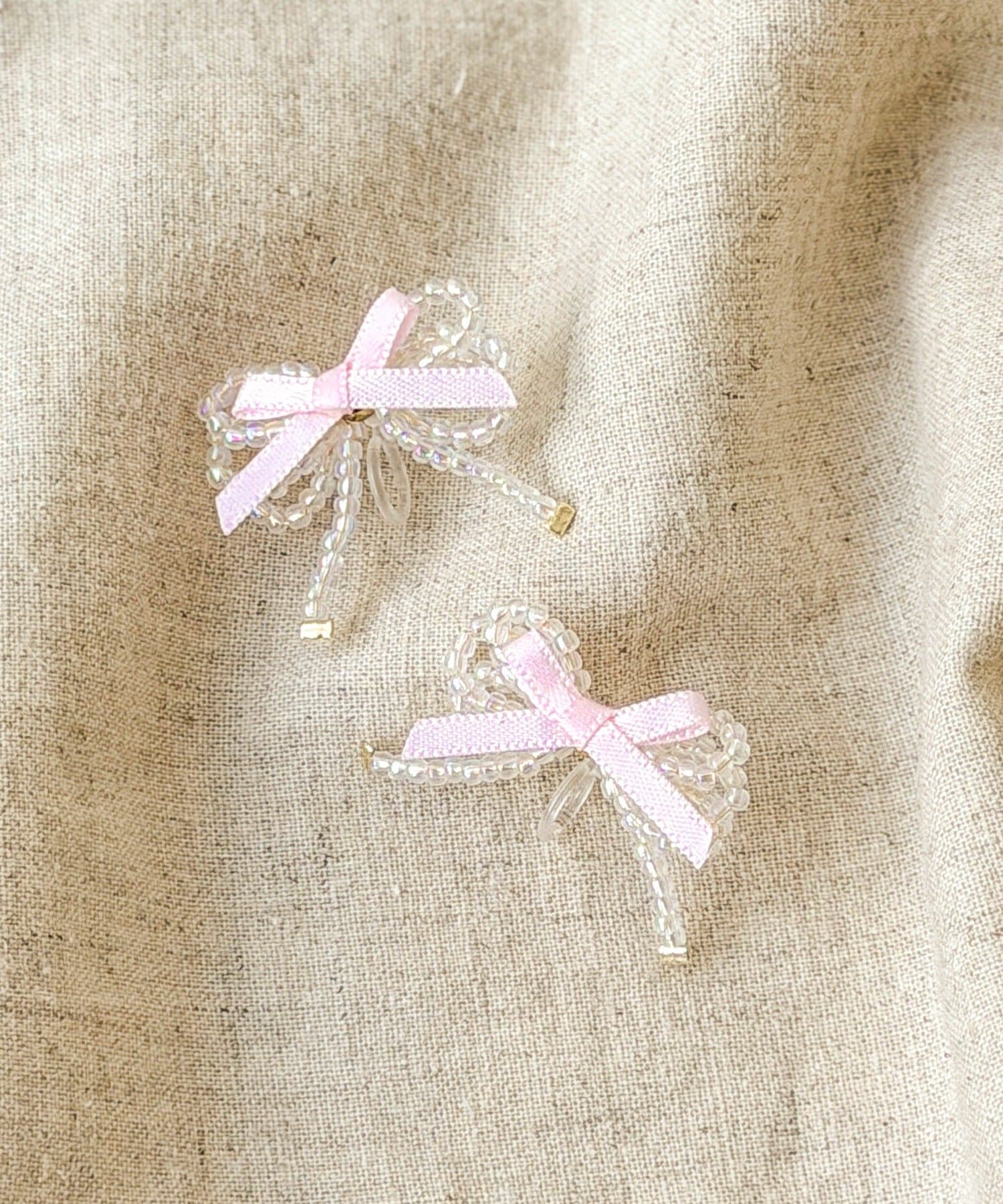 3COINS(スリーコインズ) パールリボン樹脂イヤリング／KIDS