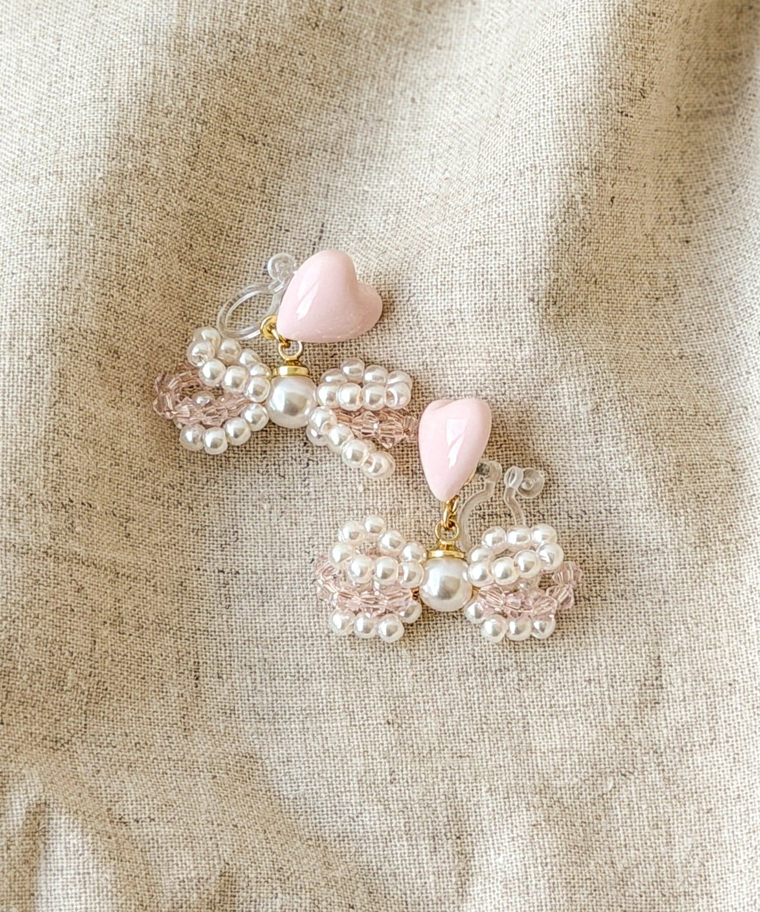 3COINS(スリーコインズ) パールビーズリボン樹脂イヤリング／KIDS