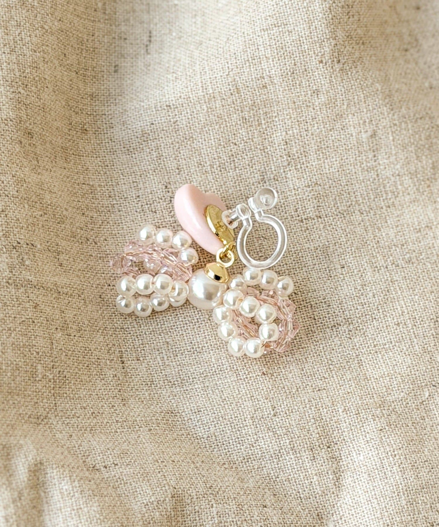 3COINS(スリーコインズ) パールビーズリボン樹脂イヤリング／KIDS