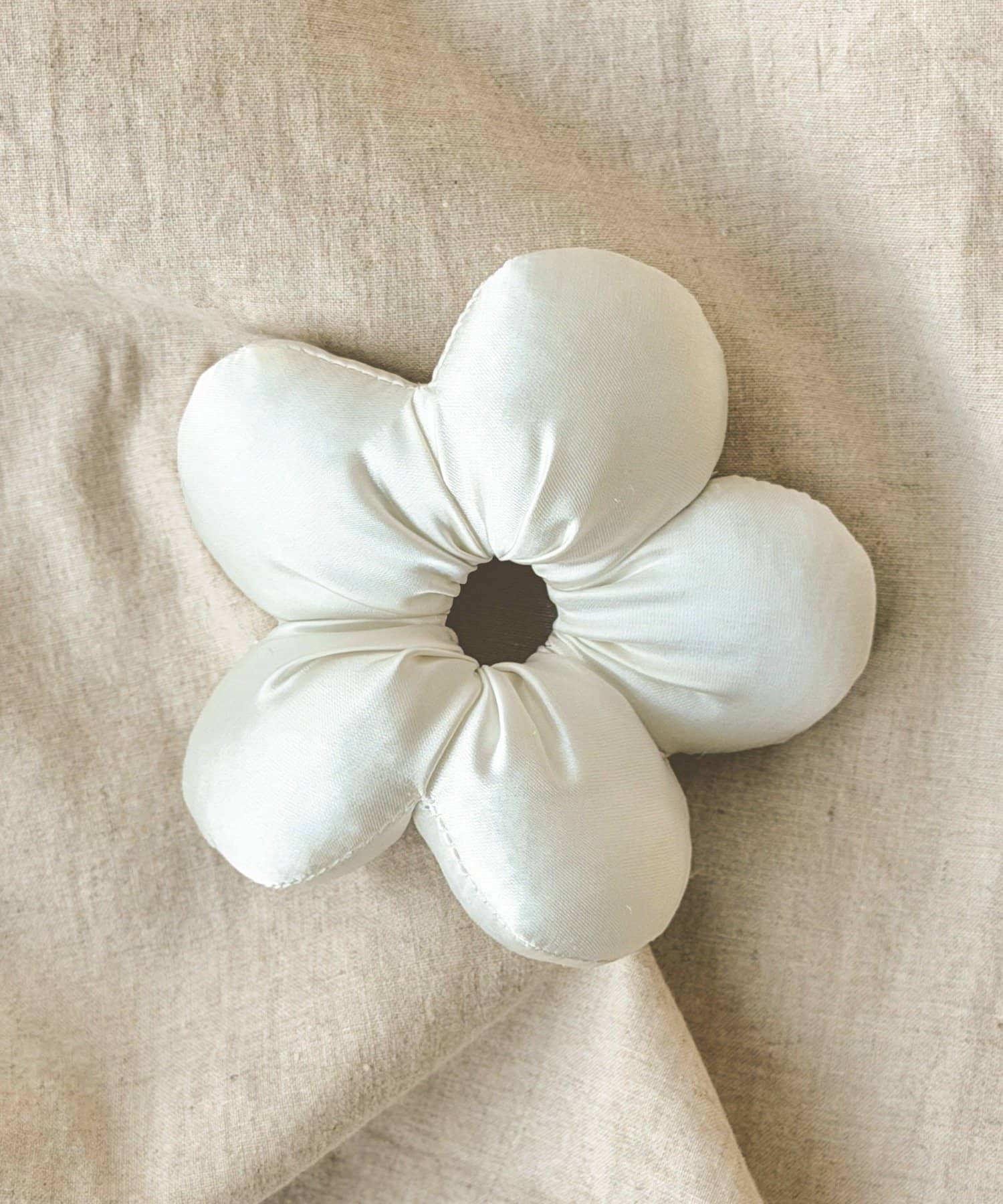 3COINS(スリーコインズ) プックリサテンシュシュ／KIDS