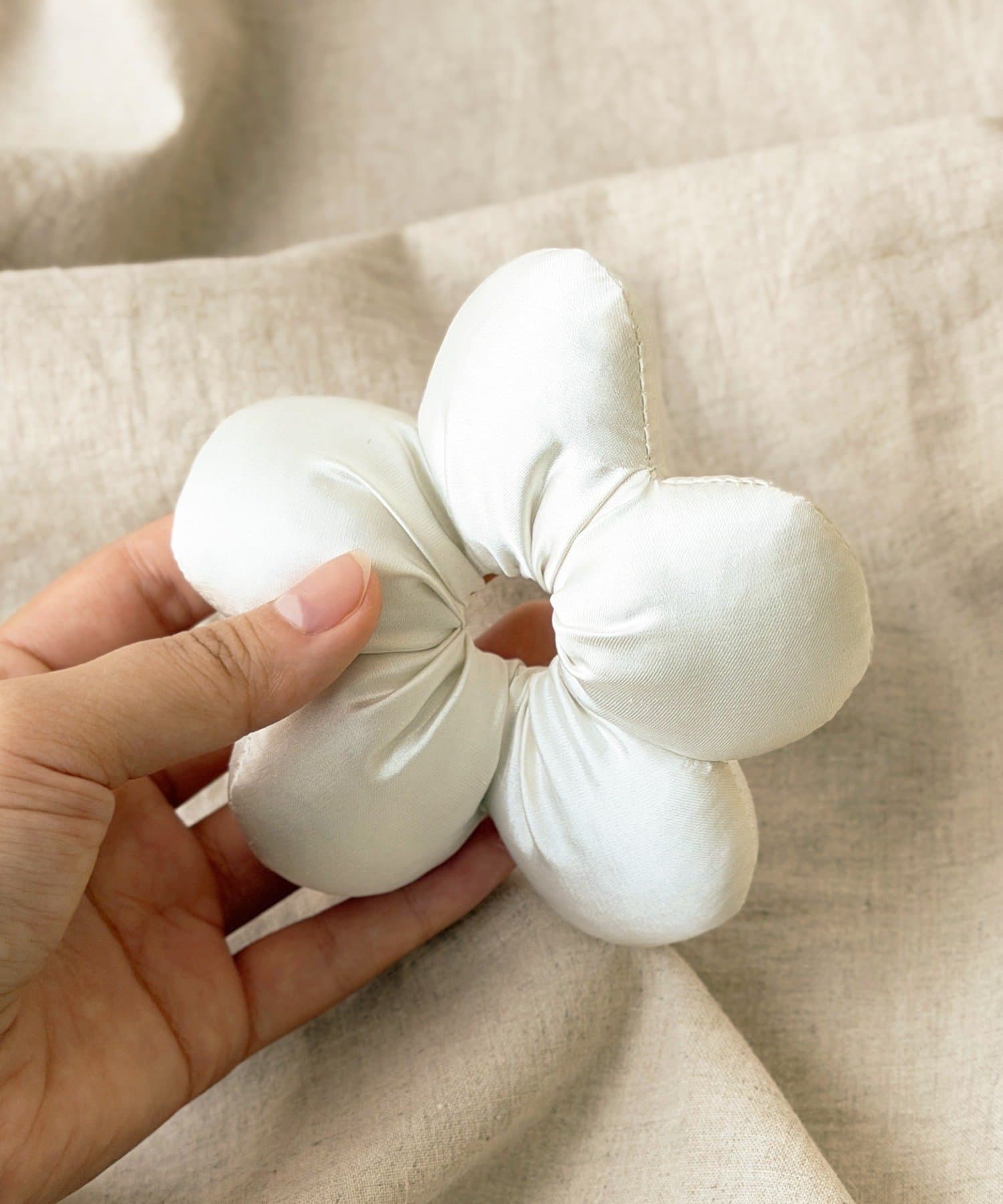 3COINS(スリーコインズ) プックリサテンシュシュ／KIDS