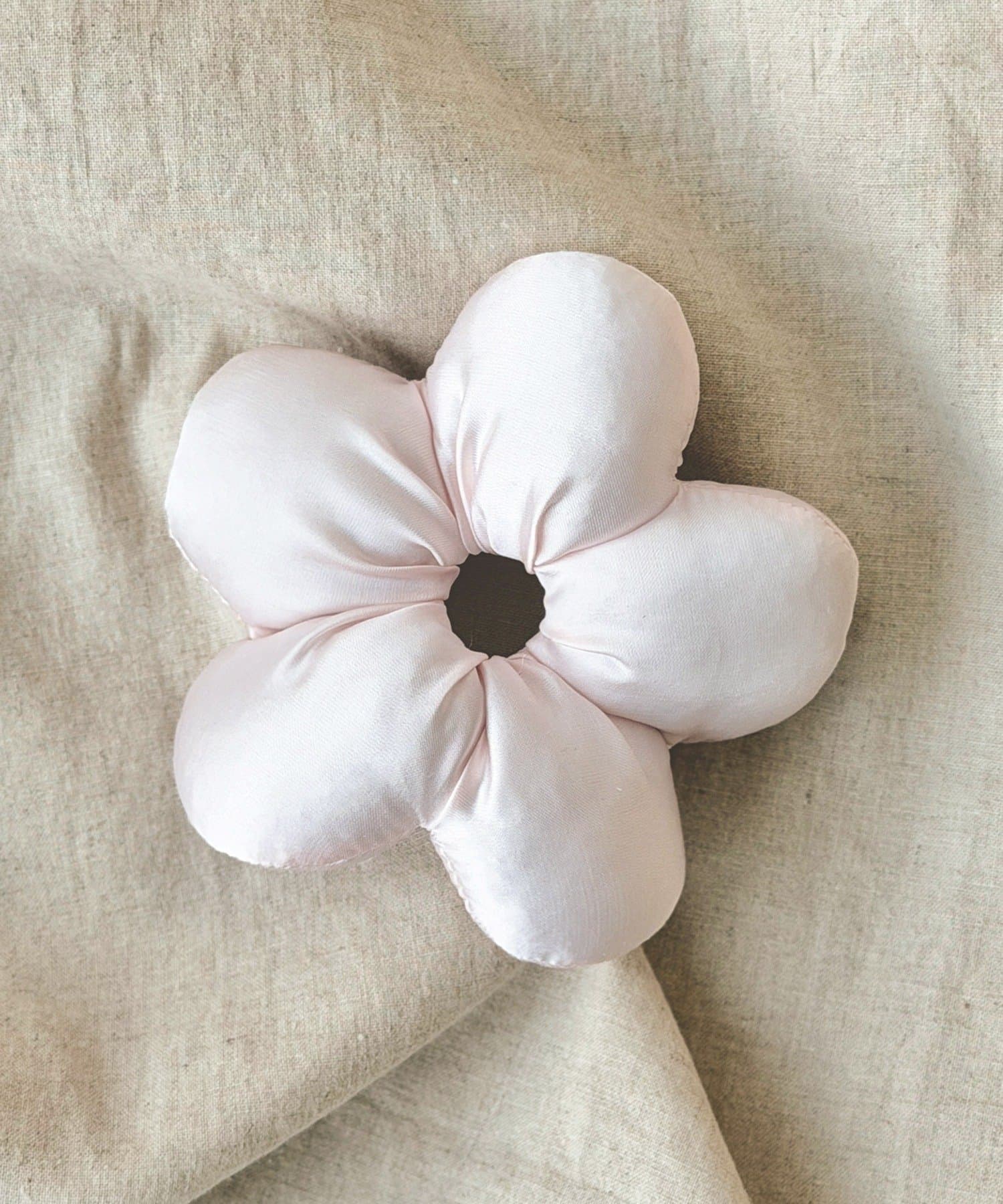 3COINS(スリーコインズ) プックリサテンシュシュ／KIDS