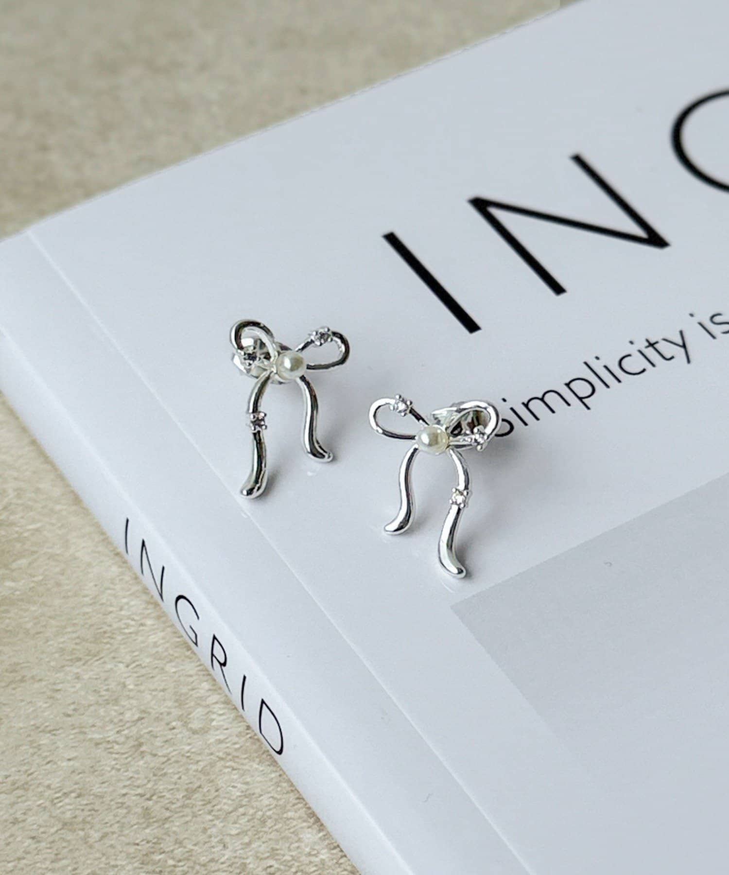 3COINS(スリーコインズ) センターパールリボンピアス