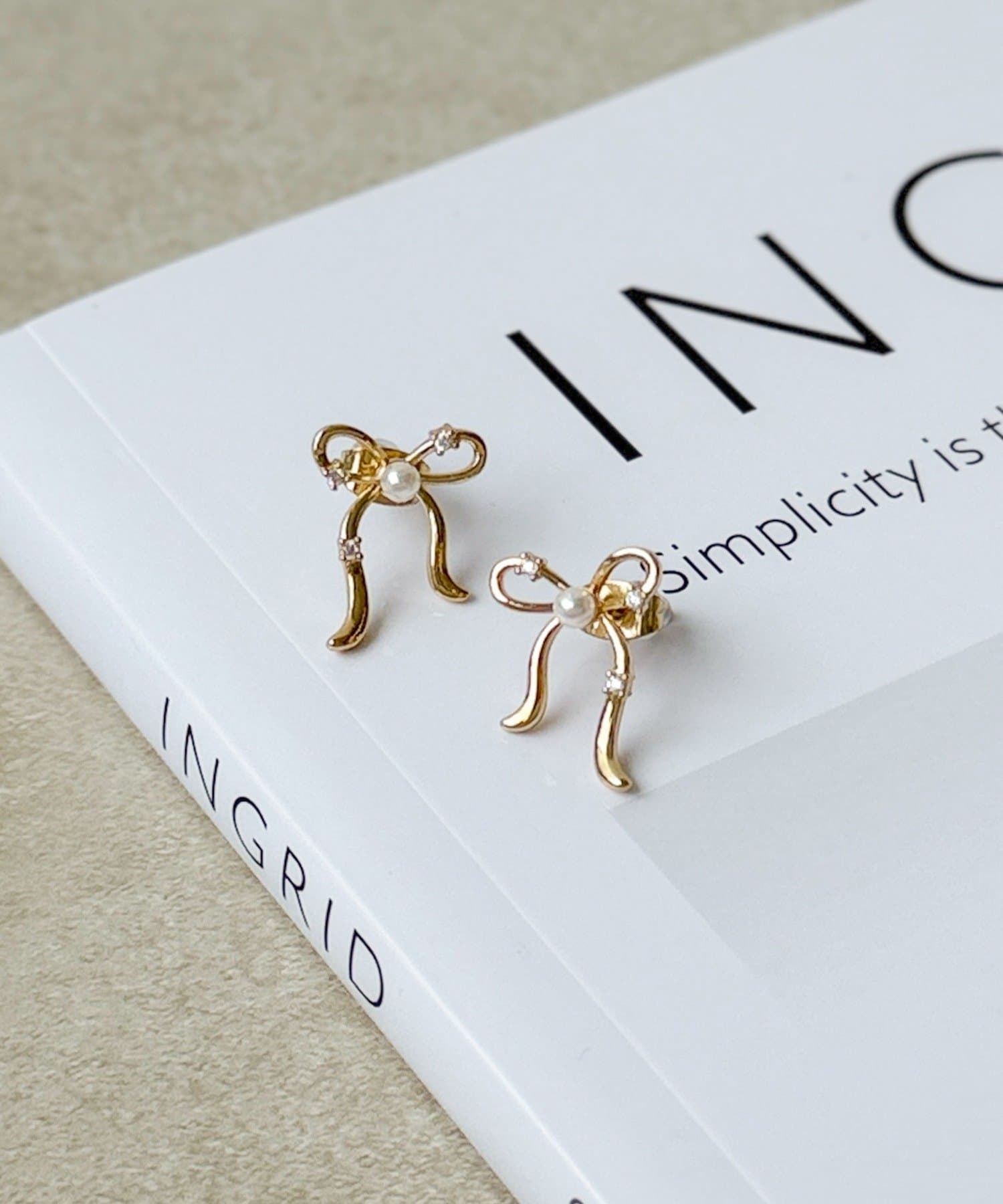 3COINS(スリーコインズ) センターパールリボンピアス