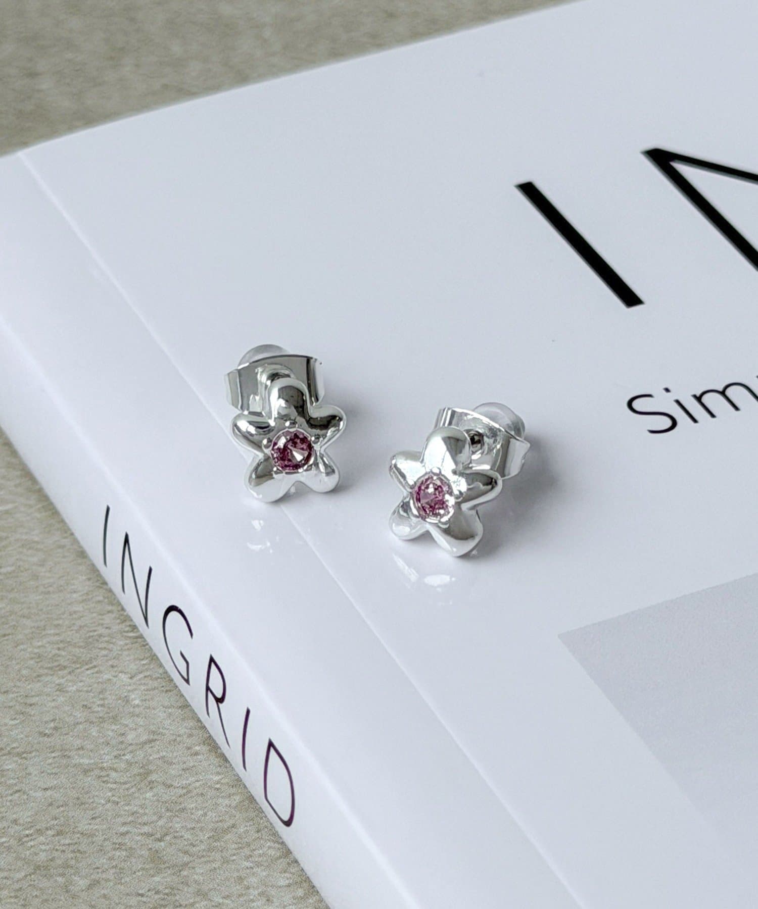 3COINS(スリーコインズ) センターパーツフラワーピアス