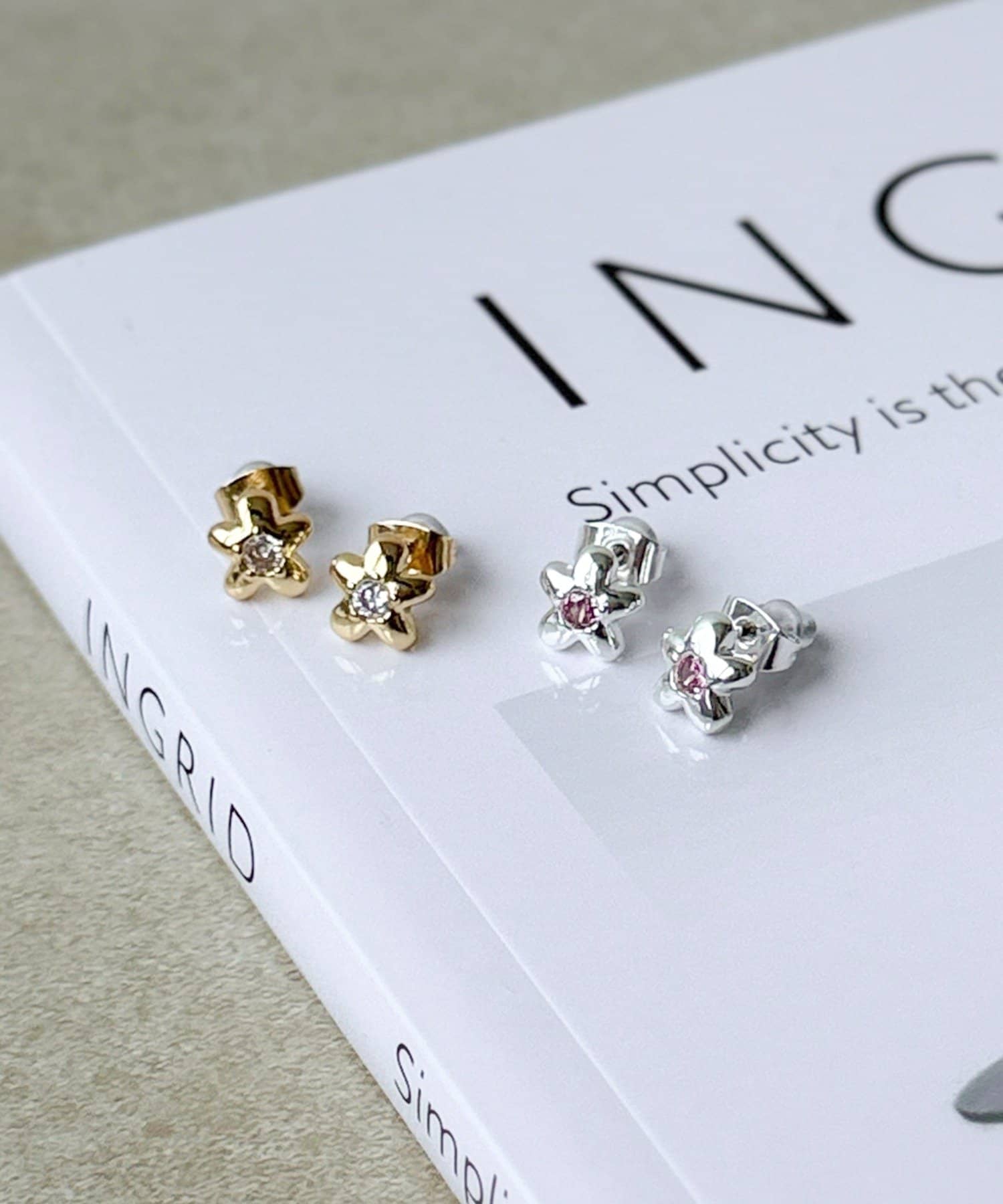 3COINS(スリーコインズ) センターパーツフラワーピアス