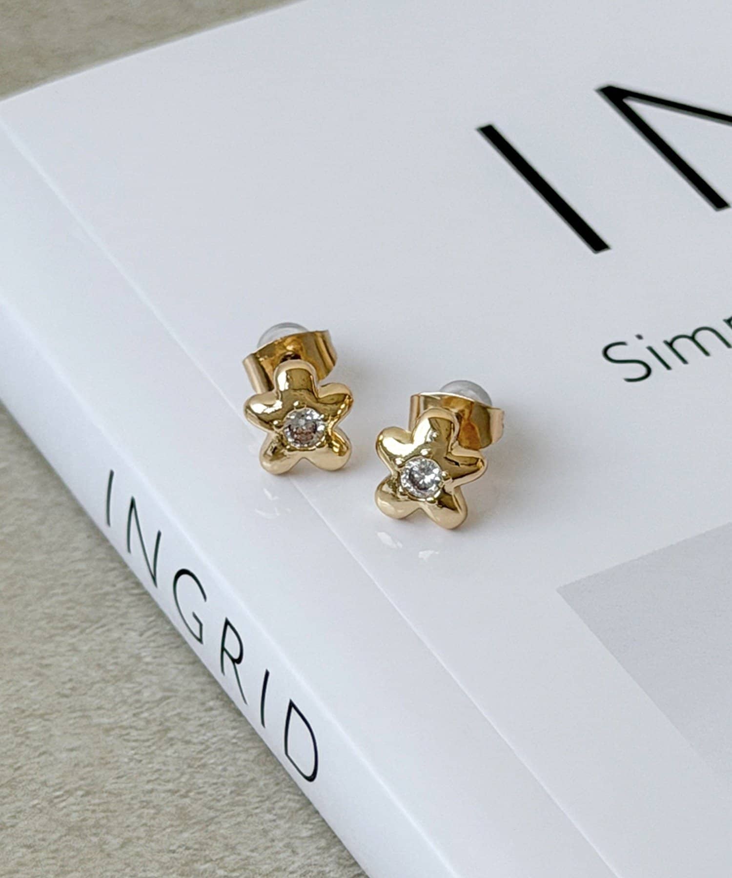 3COINS(スリーコインズ) センターパーツフラワーピアス