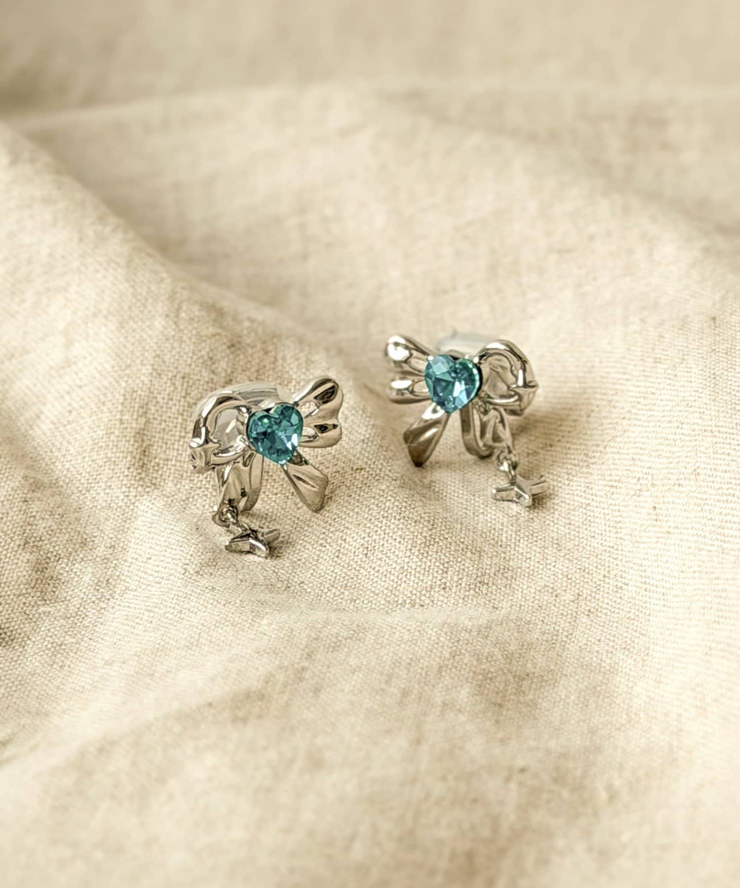 3COINS(スリーコインズ) ストーンリボンイヤリング／KIDS