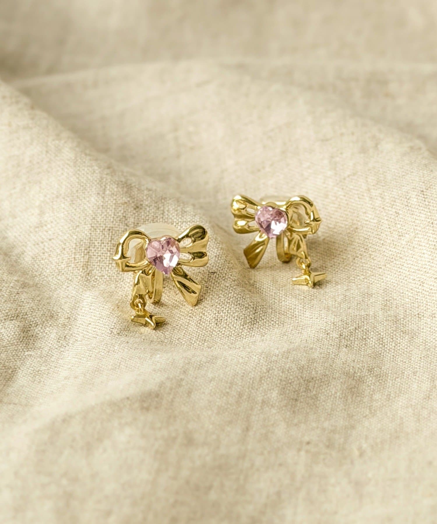 3COINS(スリーコインズ) ストーンリボンイヤリング／KIDS