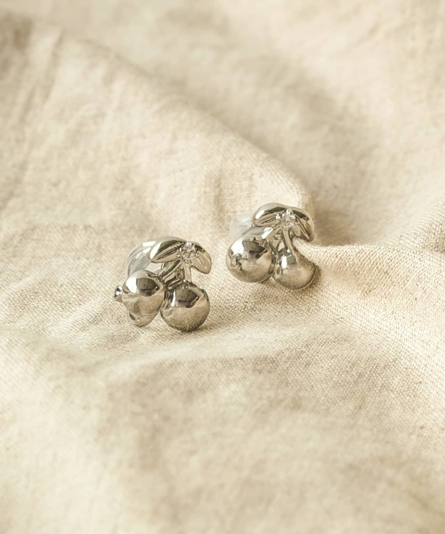 3COINS(スリーコインズ) メタルチェリーイヤリング／KIDS