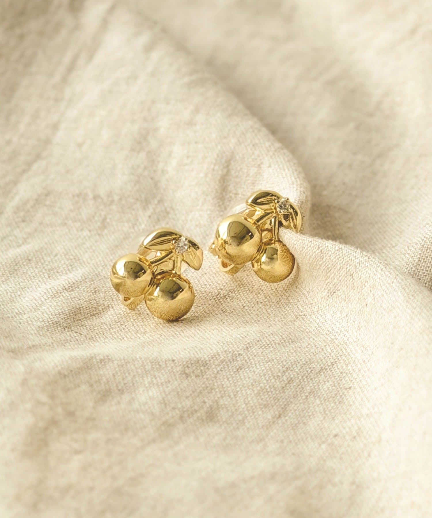 3COINS(スリーコインズ) メタルチェリーイヤリング／KIDS