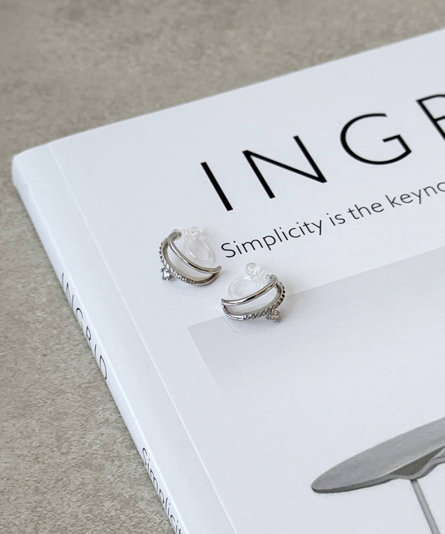 3COINS(スリーコインズ) ダブルガラスカーブ樹脂イヤリング