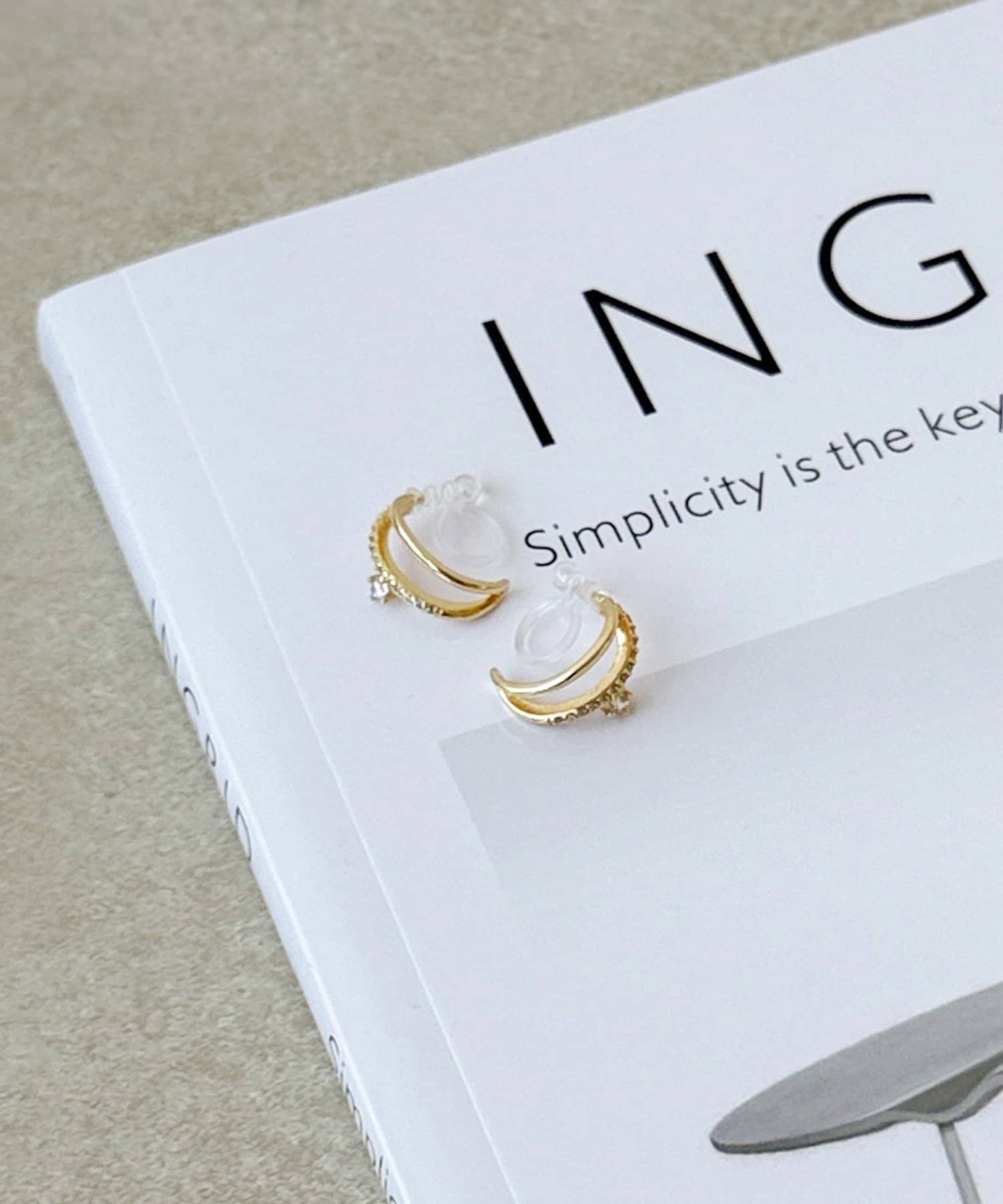 3COINS(スリーコインズ) ダブルガラスカーブ樹脂イヤリング