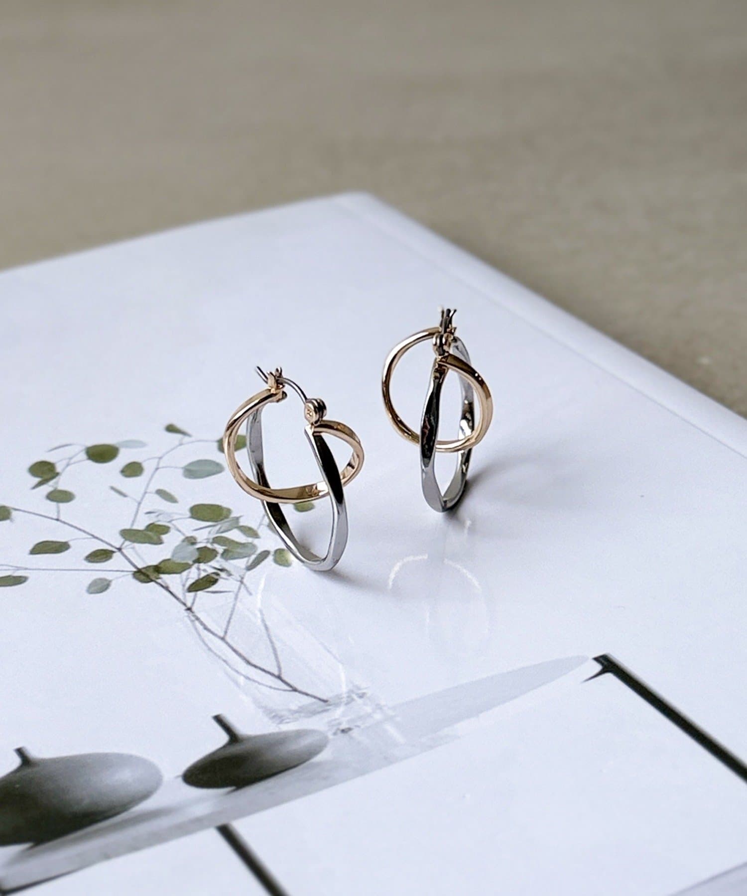 3COINS(スリーコインズ) ダブルカラーフープワンタッチピアス