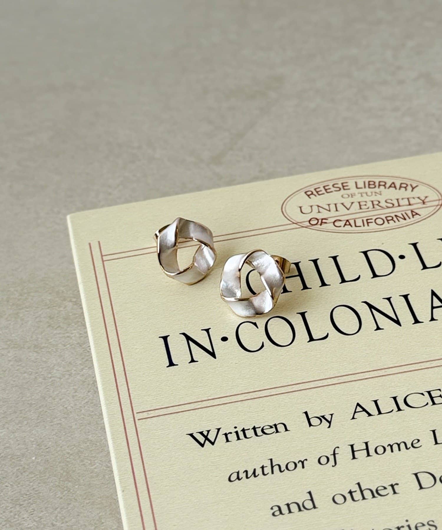 3COINS(スリーコインズ) マットカラーメタルピアス