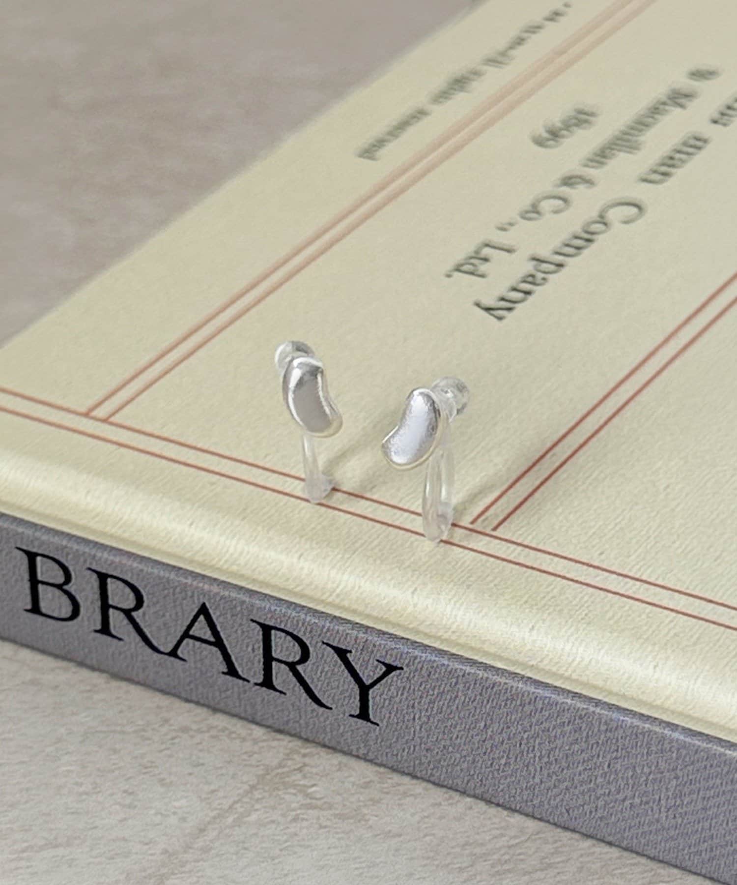 3COINS(スリーコインズ) ビーンズメタル樹脂イヤリング