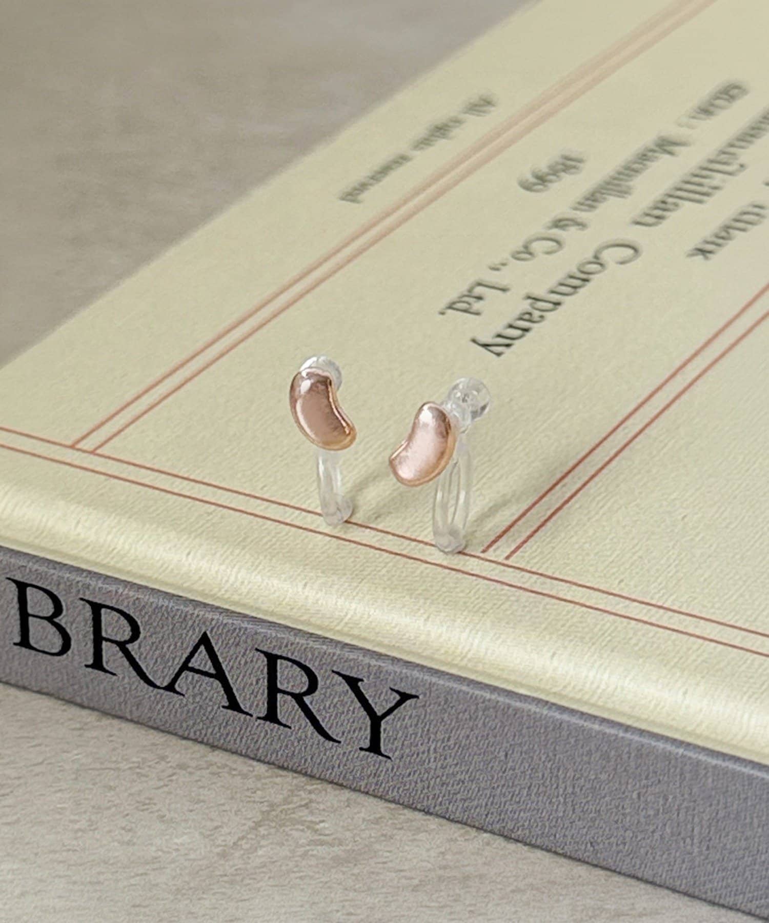 3COINS(スリーコインズ) ビーンズメタル樹脂イヤリング