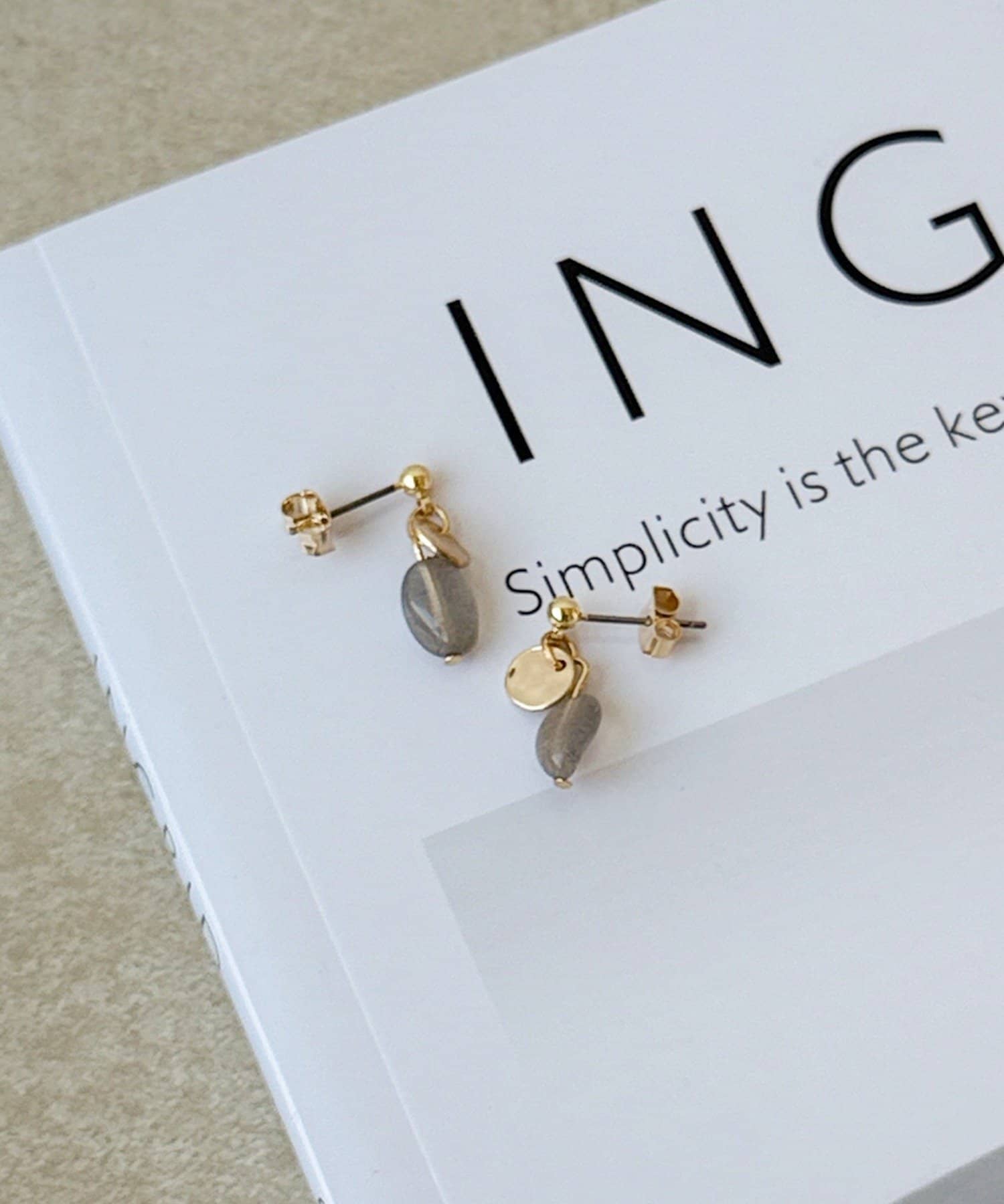 3COINS(スリーコインズ) マーブルストーンサガリピアス