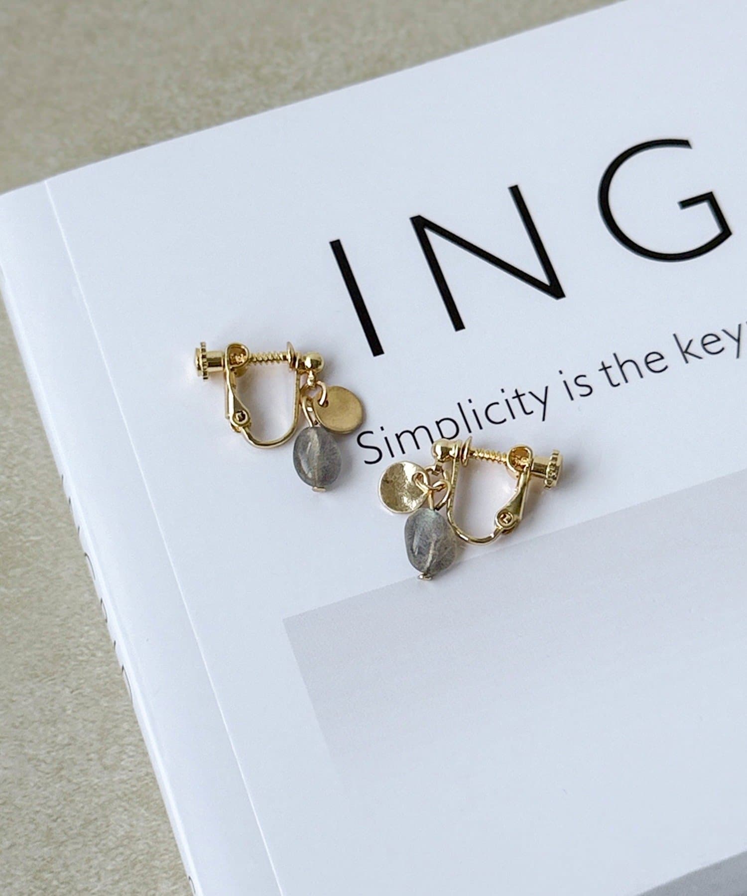 3COINS(スリーコインズ) マーブルストーンサガリイヤリング