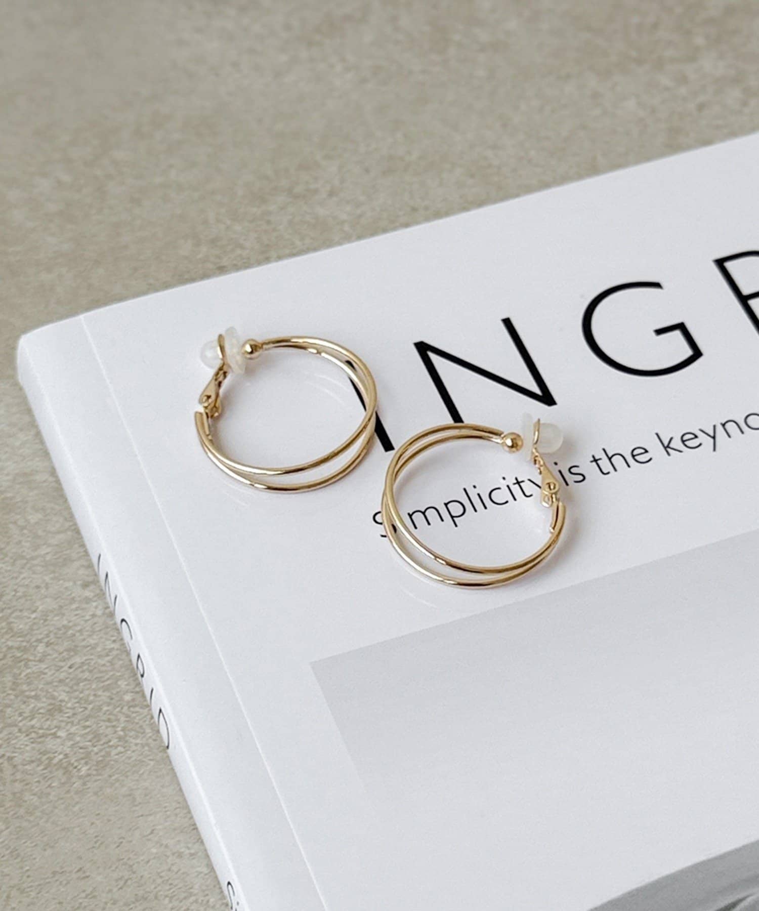 3COINS(スリーコインズ) 2連メタルフープイヤリング