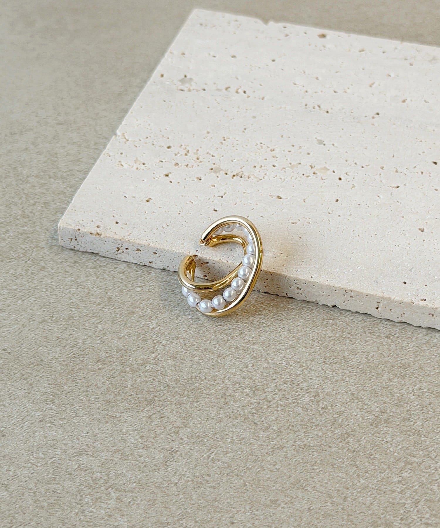 3COINS(スリーコインズ) パールメタルクロスイヤカフ