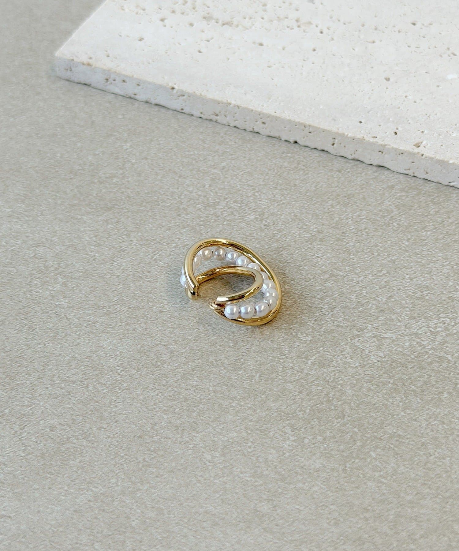 3COINS(スリーコインズ) パールメタルクロスイヤカフ