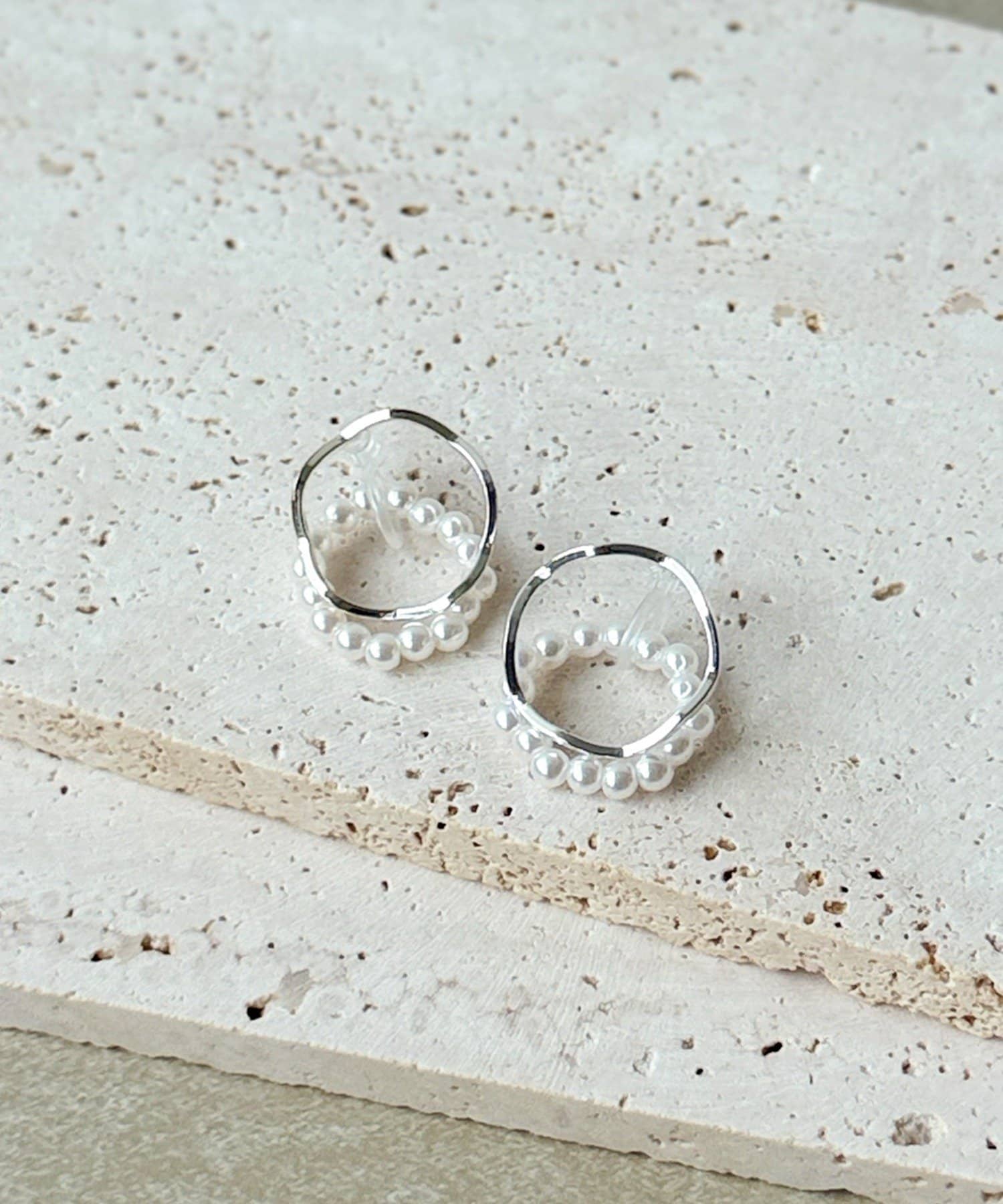 3COINS(スリーコインズ) メタルパールラウンド樹脂イヤリング