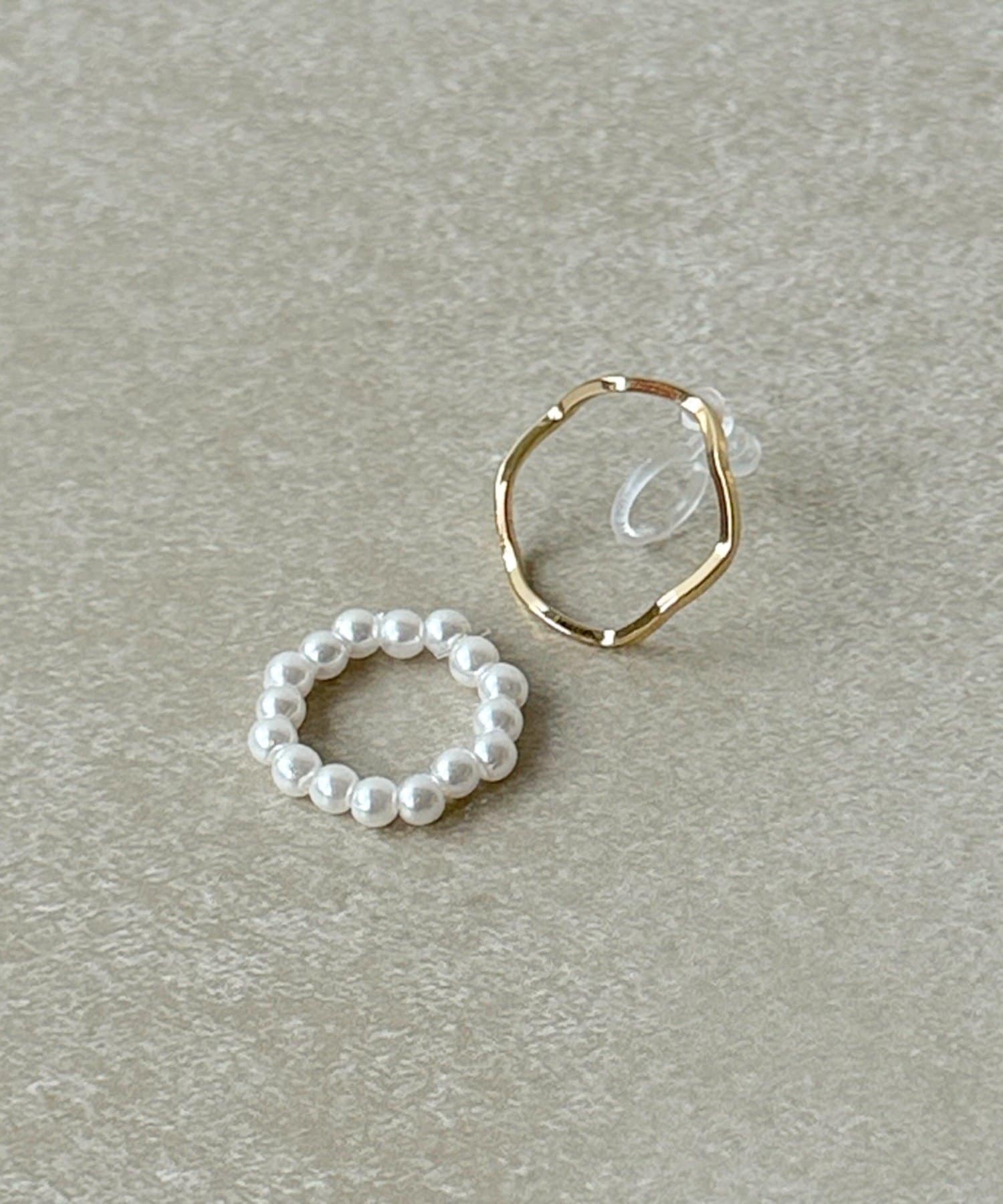 3COINS(スリーコインズ) メタルパールラウンド樹脂イヤリング