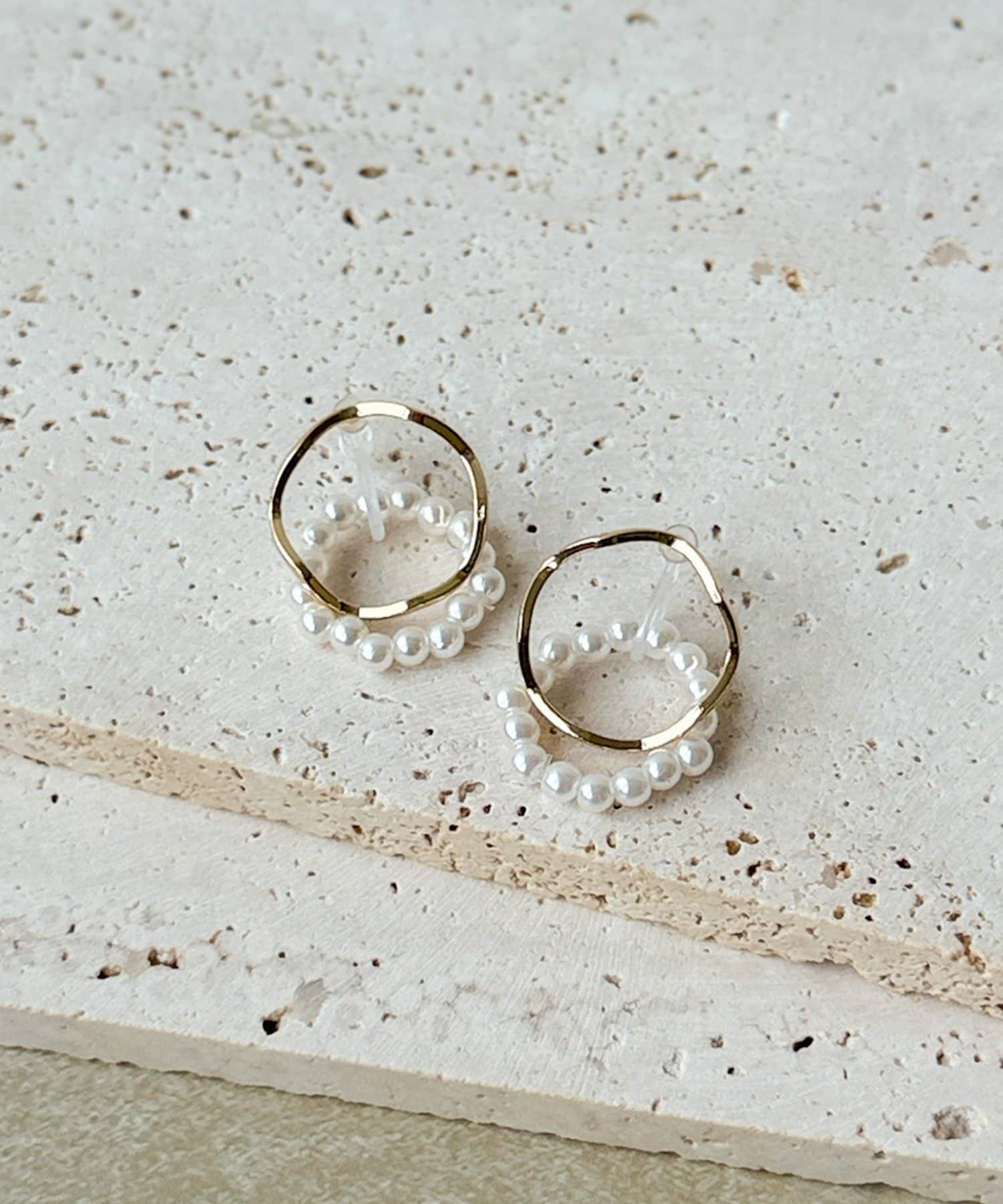 3COINS(スリーコインズ) メタルパールラウンド樹脂イヤリング