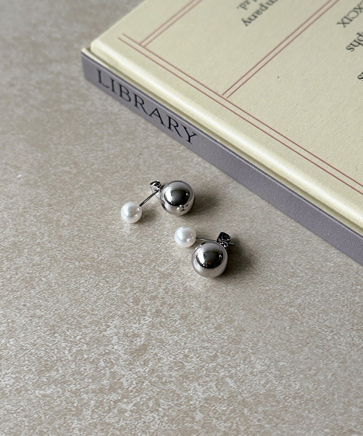 3COINS(スリーコインズ) パールメタルバックデザインピアス