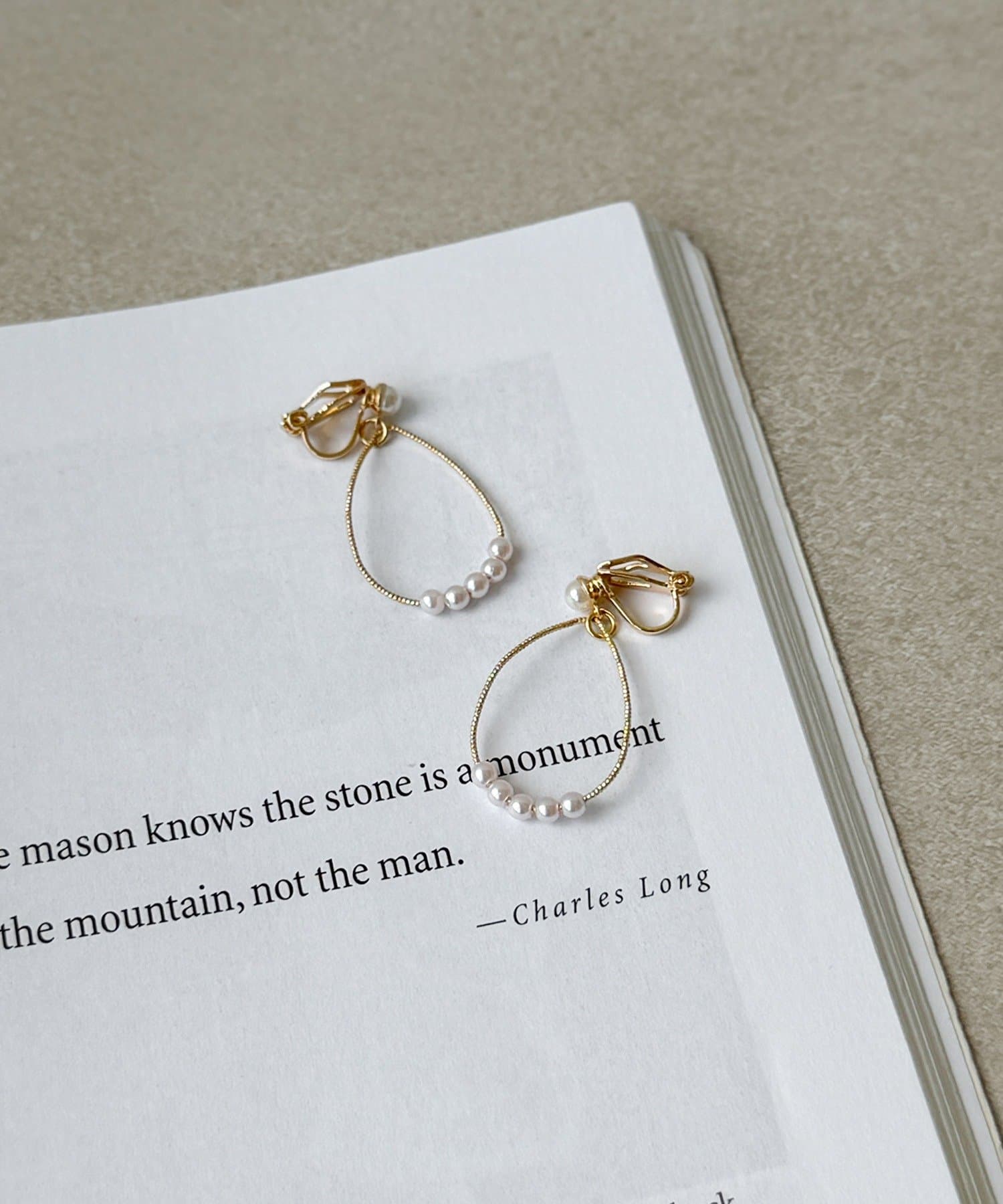 3COINS(スリーコインズ) メタルドロップパールイヤリング