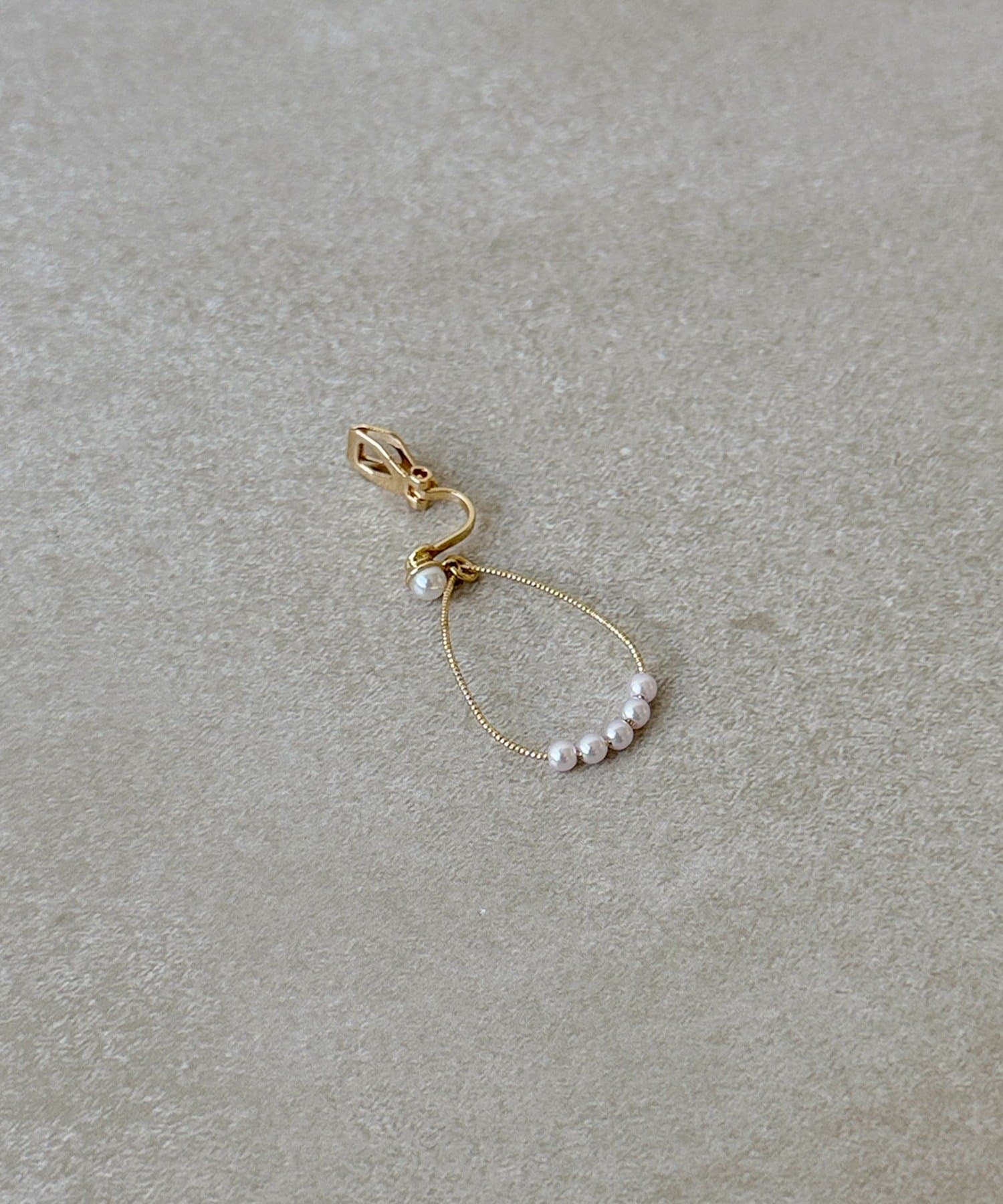 3COINS(スリーコインズ) メタルドロップパールイヤリング