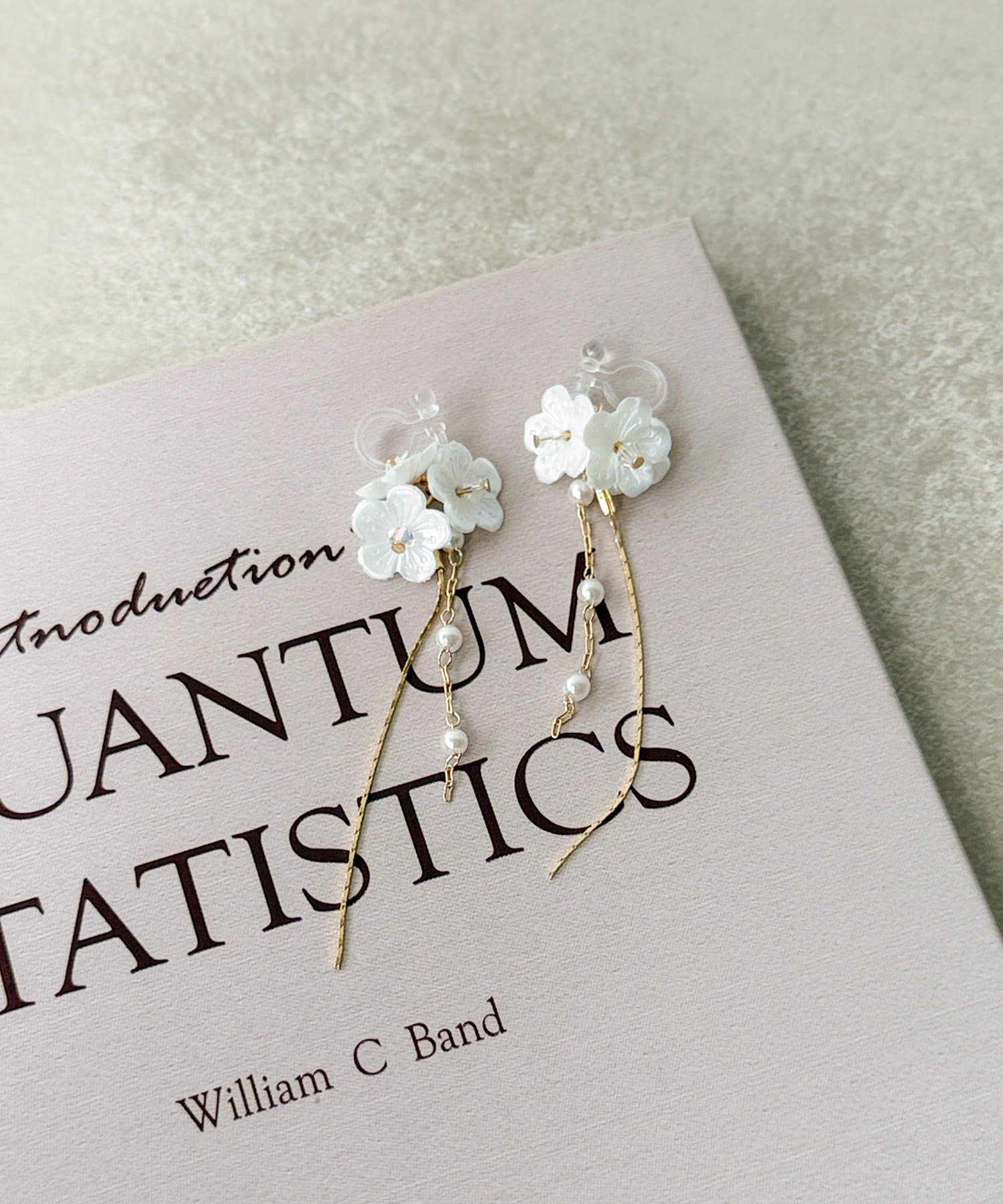 3COINS(スリーコインズ) 花パールじゃら樹脂イヤリング